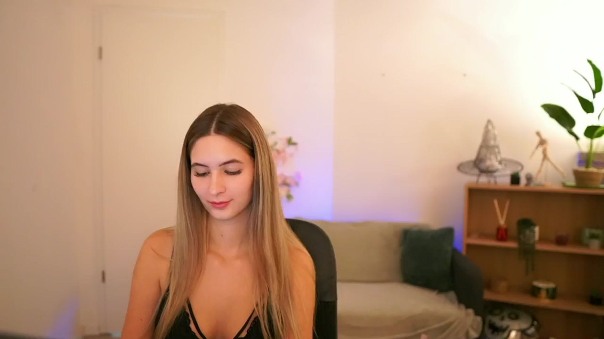 Gallery image thumbnail from CuteGirl_18's myfreecams stream on, 01/03/2025, 18:05 image 1 of 20