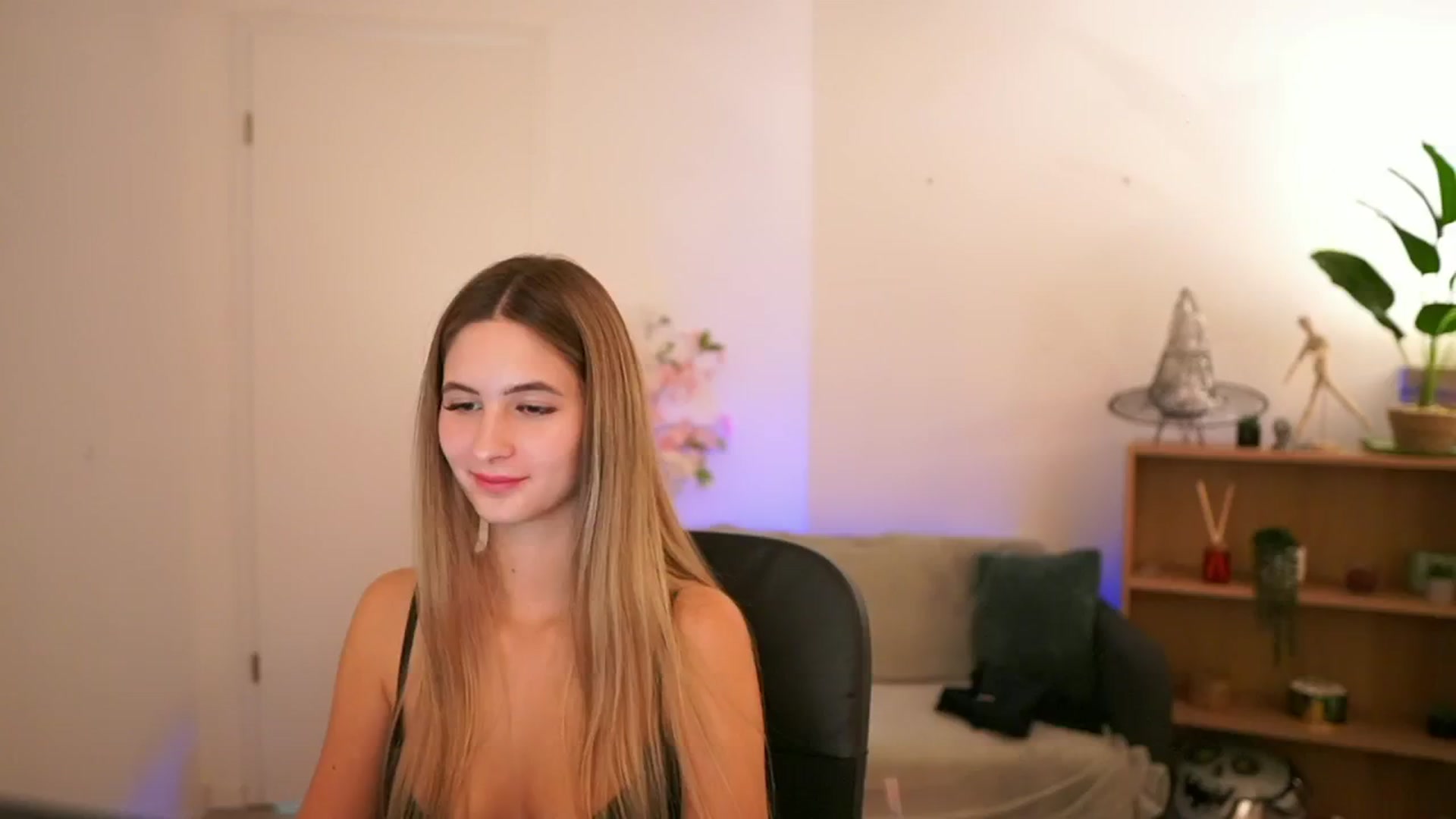 Gallery image thumbnail from CuteGirl_18's myfreecams stream on, 01/03/2025, 18:05 image 19 of 20