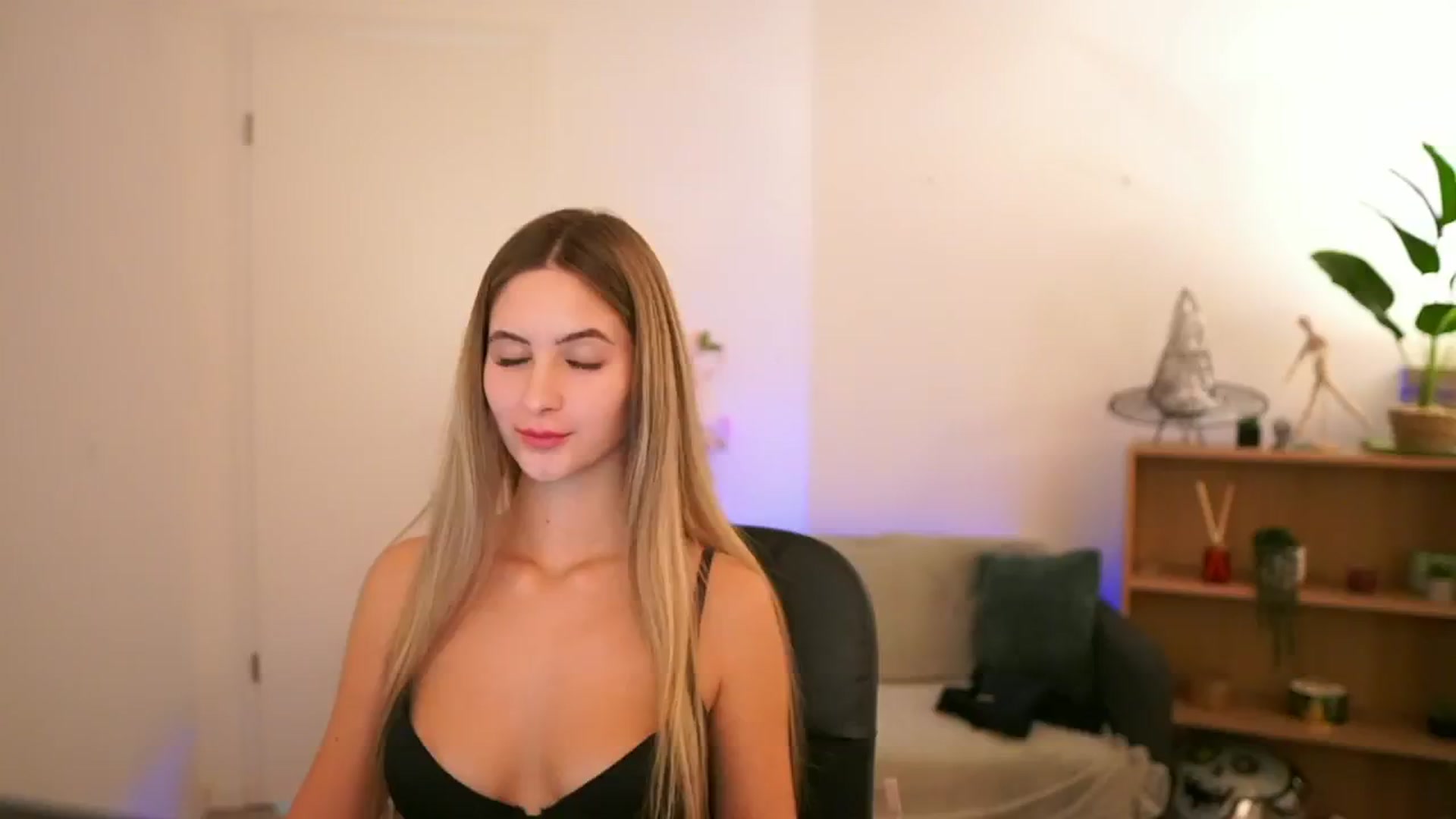 Gallery image thumbnail from CuteGirl_18's myfreecams stream on, 01/03/2025, 18:05 image 17 of 20