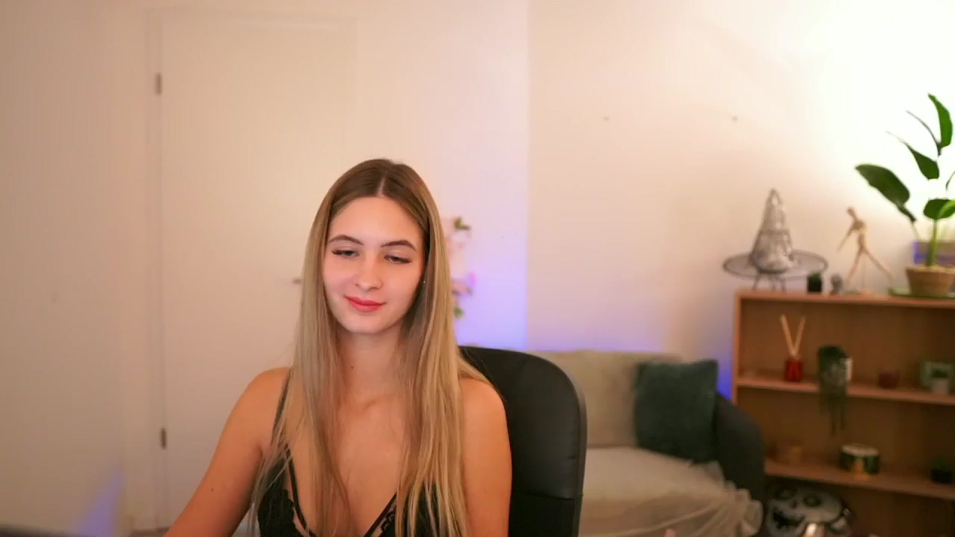 Gallery image thumbnail from CuteGirl_18's myfreecams stream on, 01/03/2025, 18:05 image 3 of 20