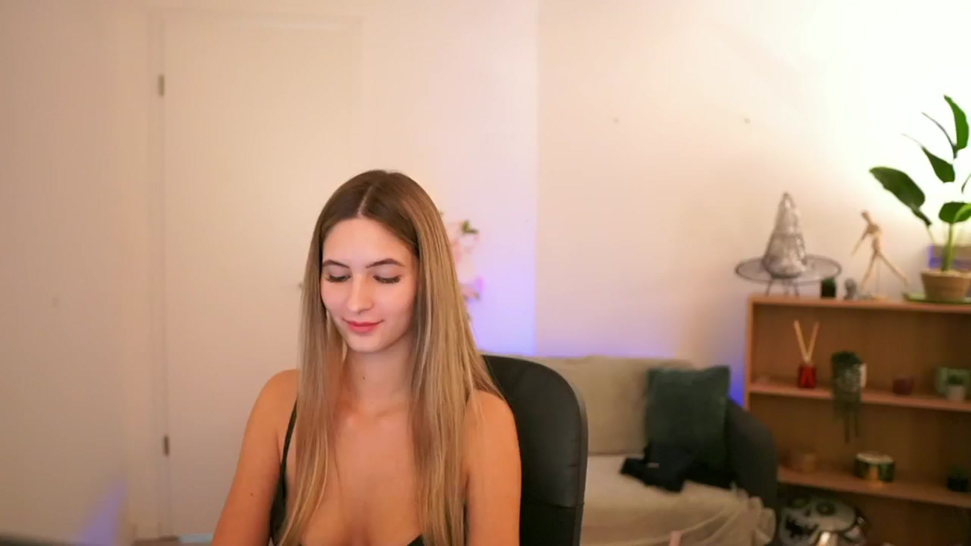 Gallery image thumbnail from CuteGirl_18's myfreecams stream on, 01/03/2025, 18:05 image 12 of 20