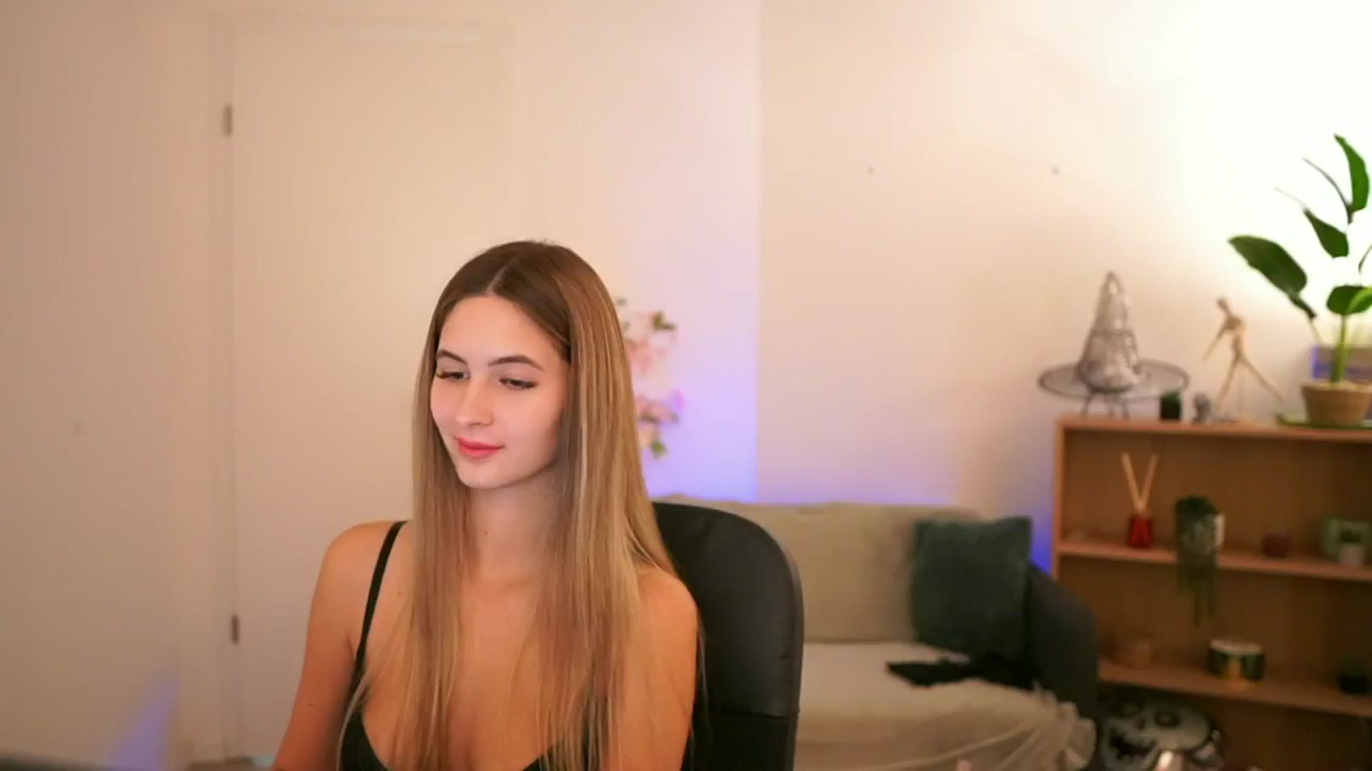 Gallery image thumbnail from CuteGirl_18's myfreecams stream on, 01/03/2025, 18:05 image 7 of 20