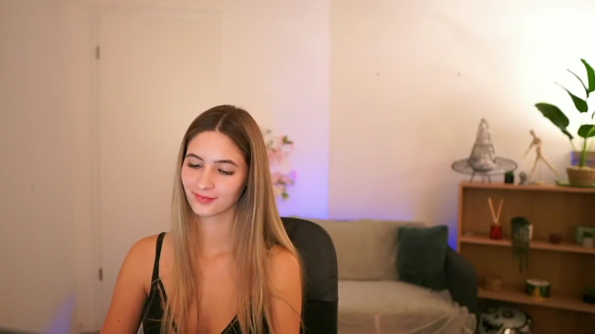 Gallery image thumbnail from CuteGirl_18's myfreecams stream on, 01/03/2025, 18:45 image 16 of 20