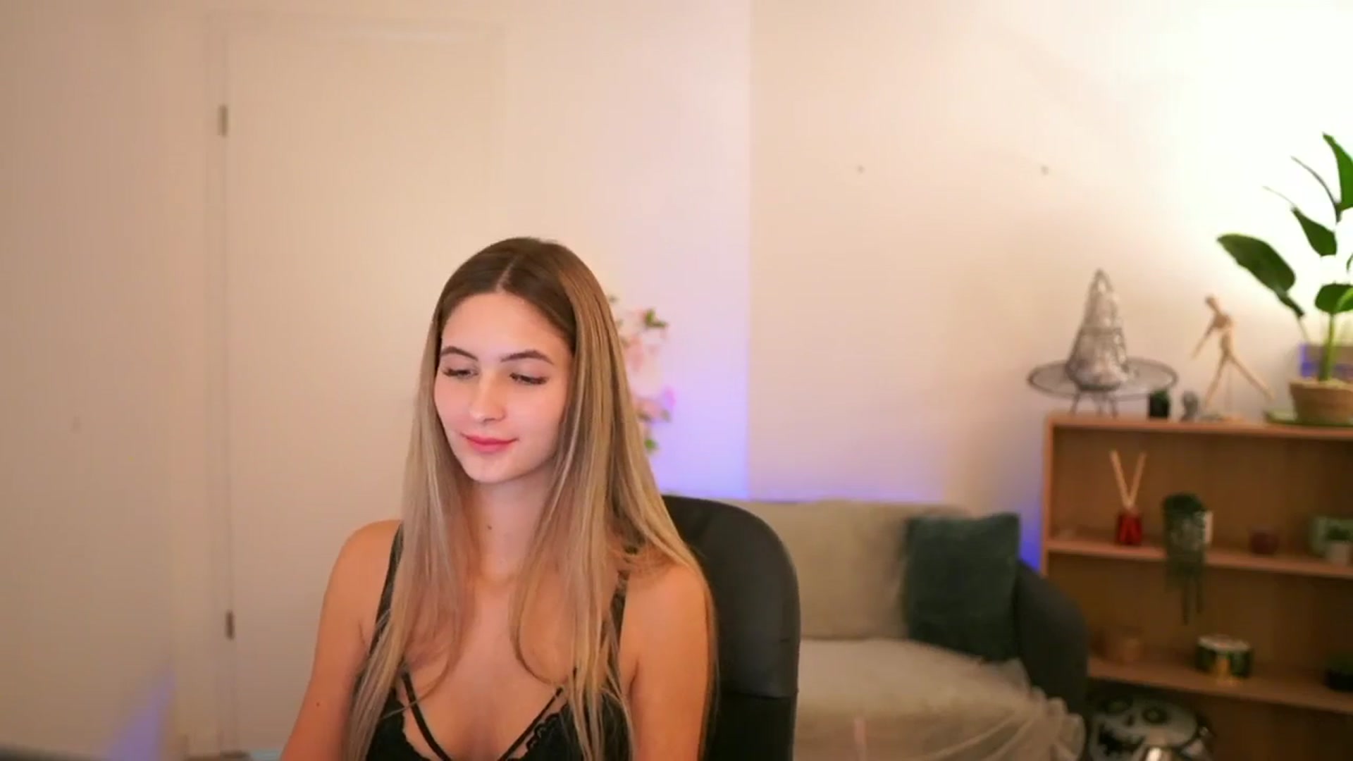 Gallery image thumbnail from CuteGirl_18's myfreecams stream on, 01/03/2025, 18:45 image 9 of 20
