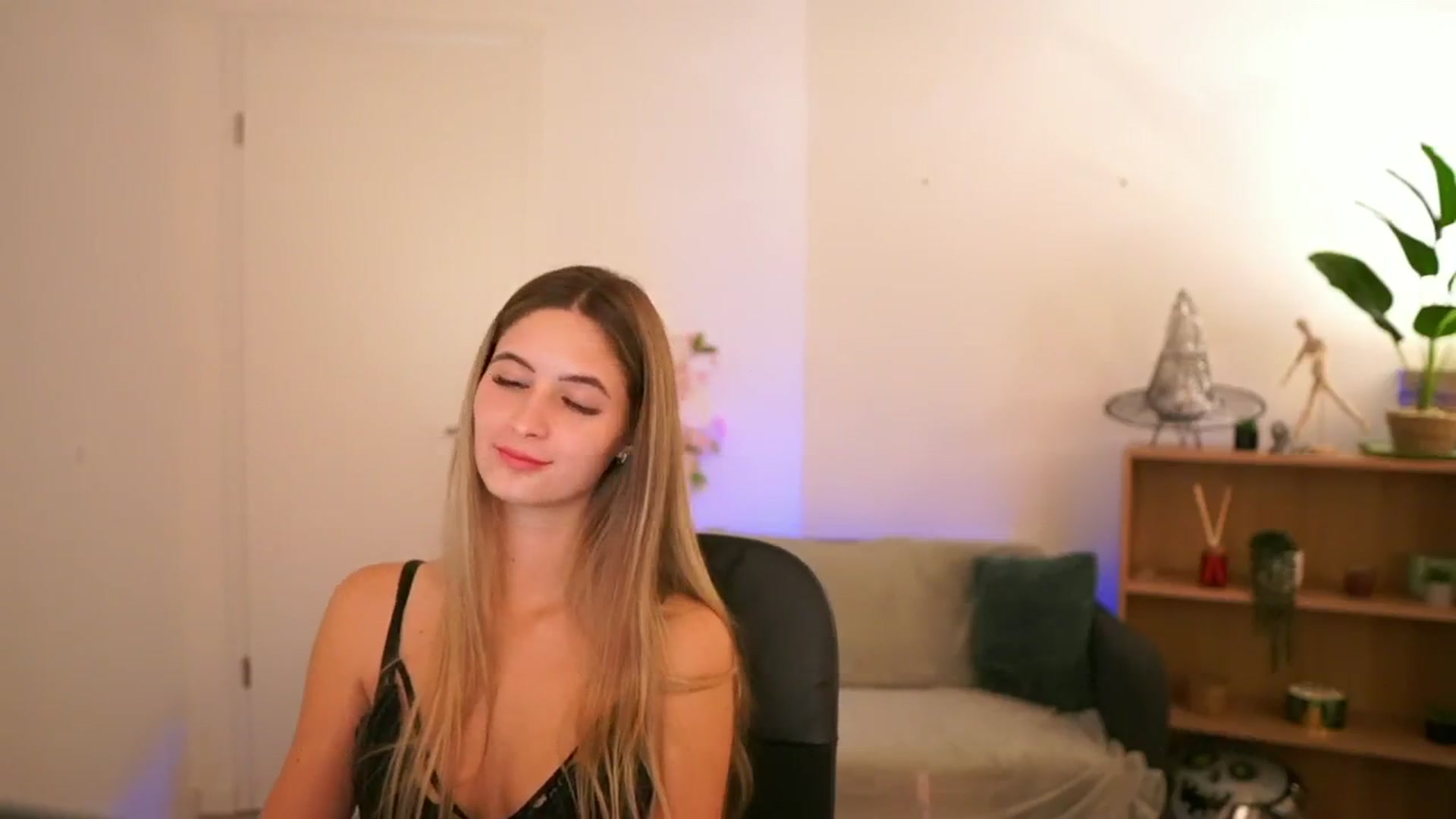 Gallery image thumbnail from CuteGirl_18's myfreecams stream on, 01/03/2025, 18:45 image 15 of 20