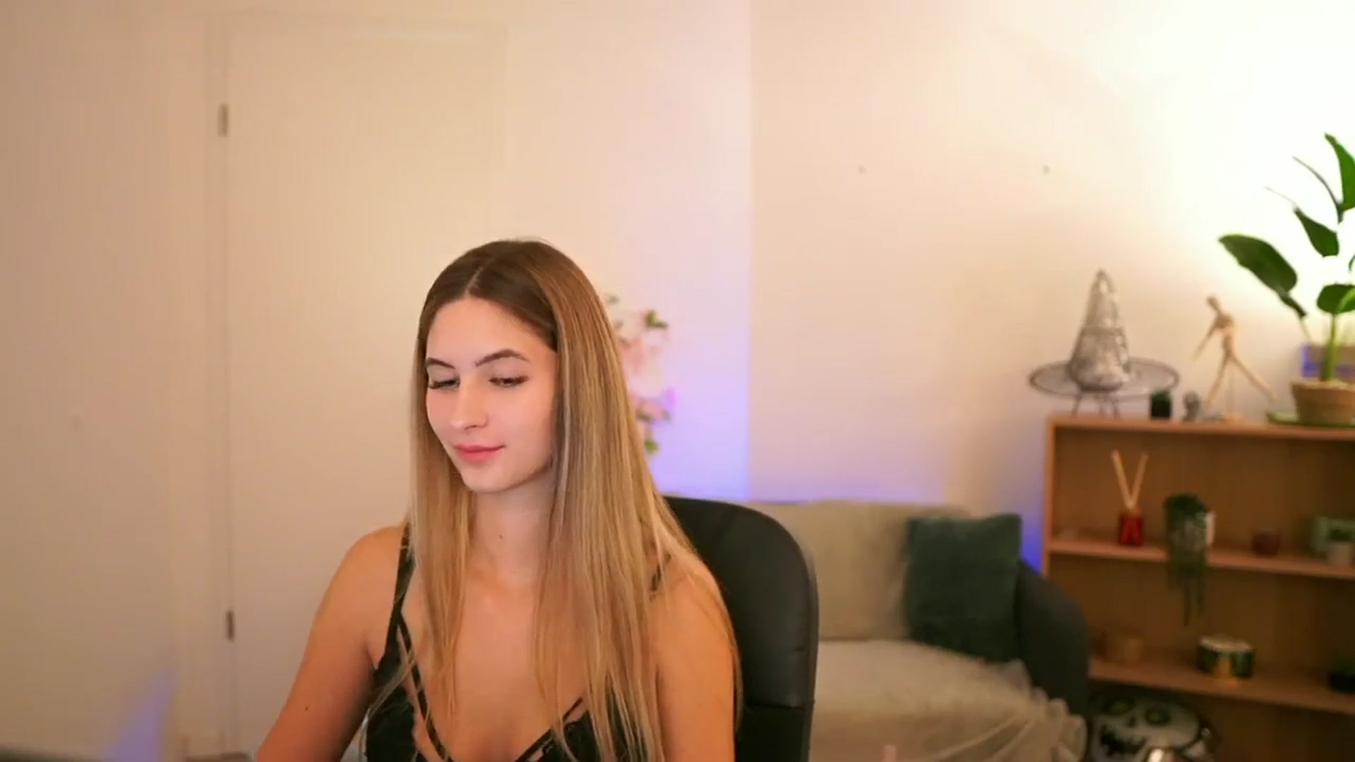 Gallery image thumbnail from CuteGirl_18's myfreecams stream on, 01/03/2025, 18:45 image 5 of 20