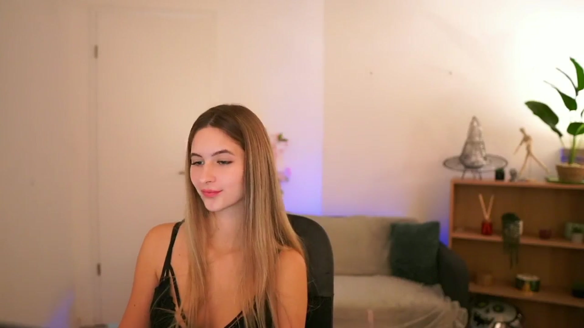 Gallery image thumbnail from CuteGirl_18's myfreecams stream on, 01/03/2025, 18:45 image 17 of 20