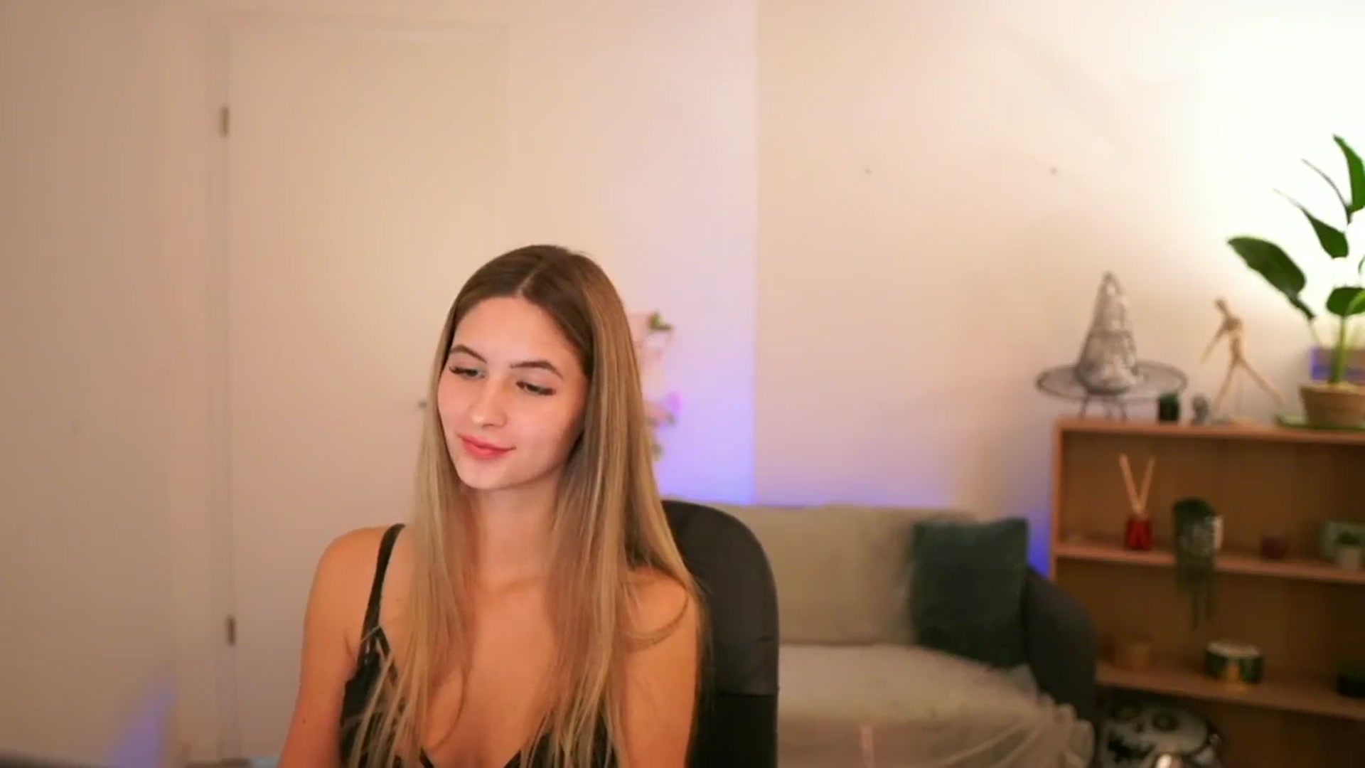 Gallery image thumbnail from CuteGirl_18's myfreecams stream on, 01/03/2025, 18:45 image 14 of 20