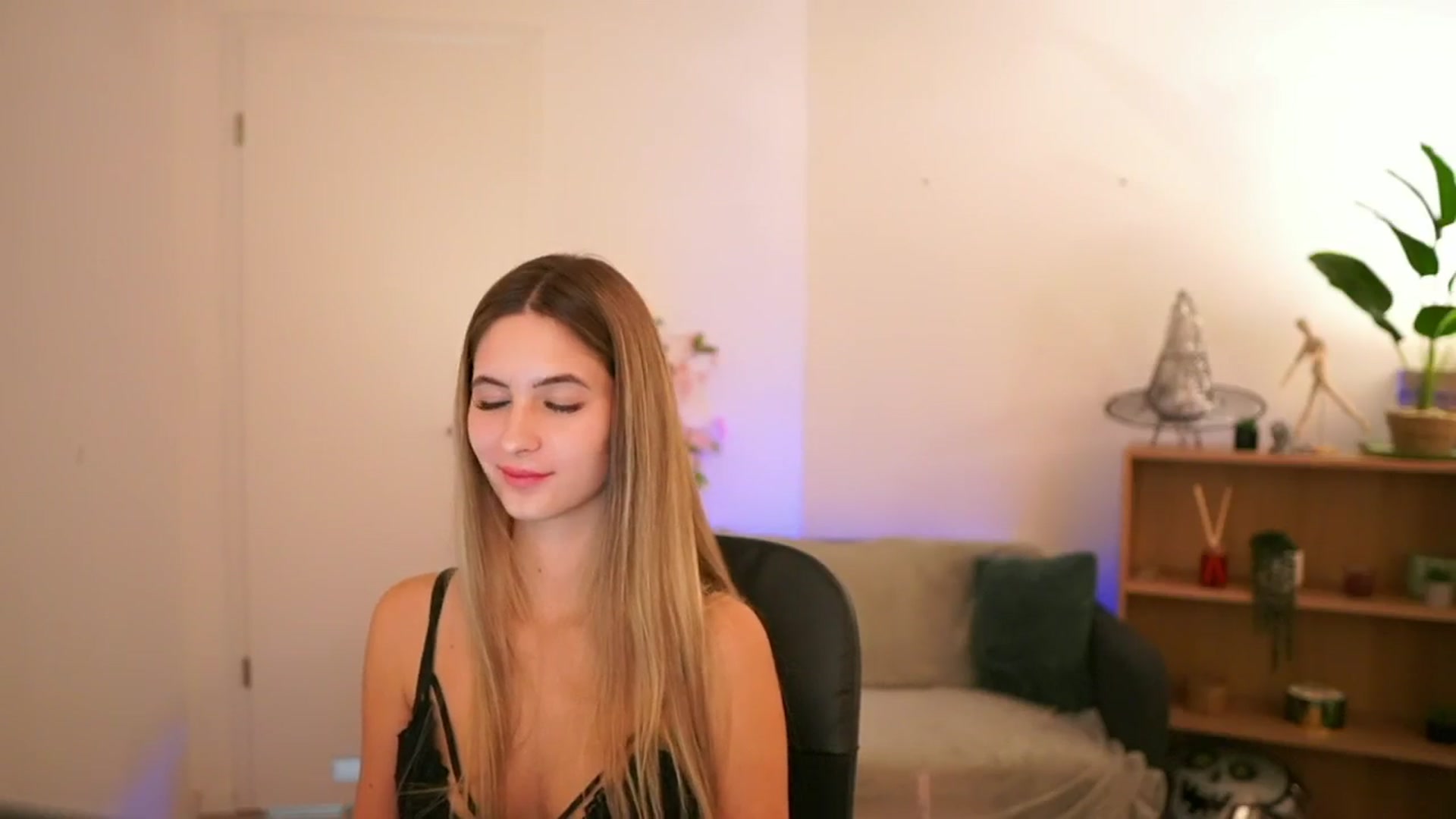 Gallery image thumbnail from CuteGirl_18's myfreecams stream on, 01/03/2025, 18:45 image 20 of 20