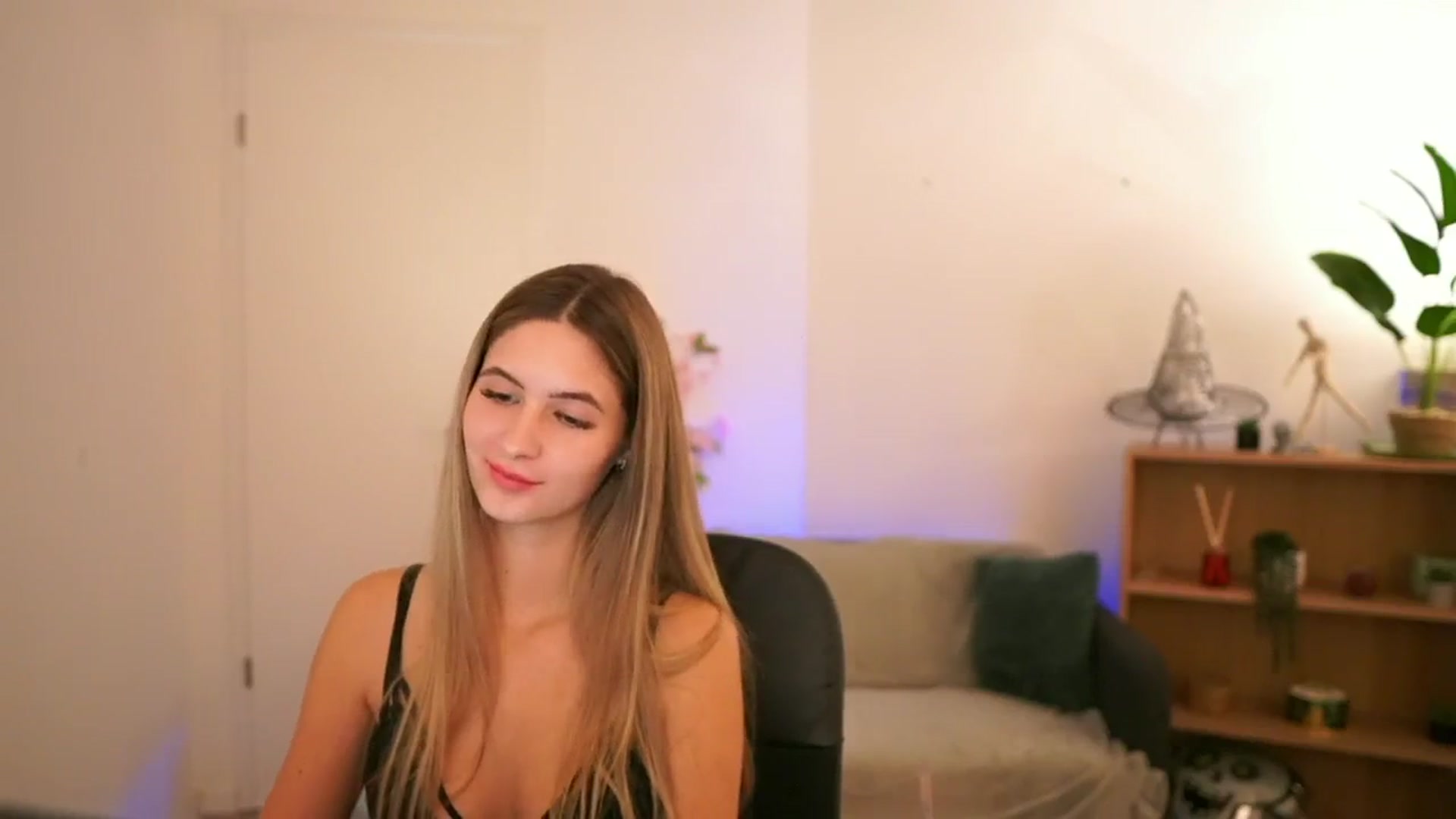 Gallery image thumbnail from CuteGirl_18's myfreecams stream on, 01/03/2025, 18:45 image 13 of 20