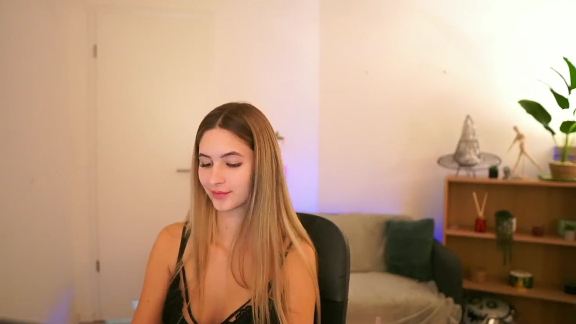 Gallery image thumbnail from CuteGirl_18's myfreecams stream on, 01/03/2025, 18:45 image 4 of 20