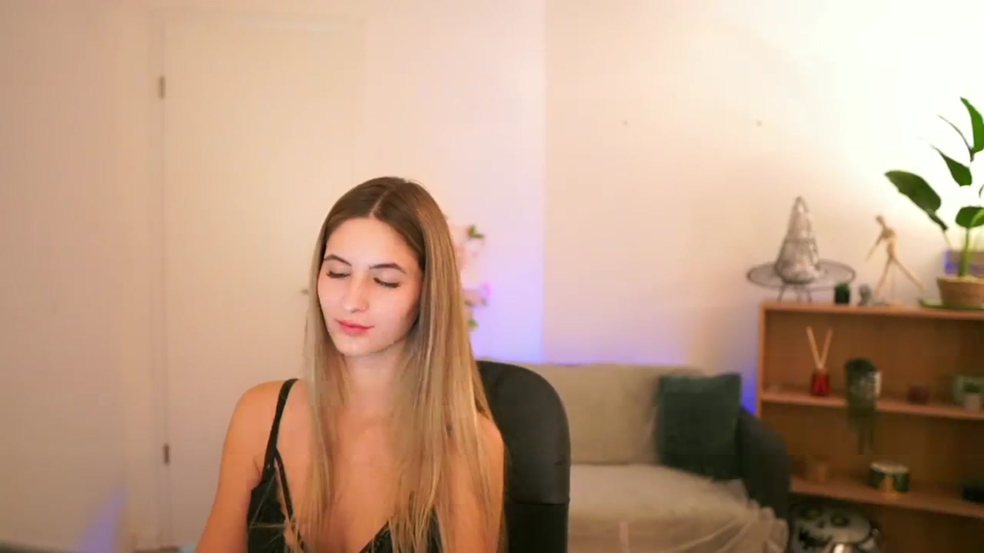 Gallery image thumbnail from CuteGirl_18's myfreecams stream on, 01/03/2025, 18:45 image 19 of 20