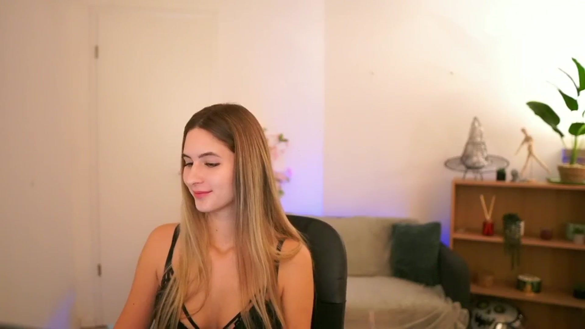 Gallery image thumbnail from CuteGirl_18's myfreecams stream on, 01/03/2025, 18:45 image 11 of 20