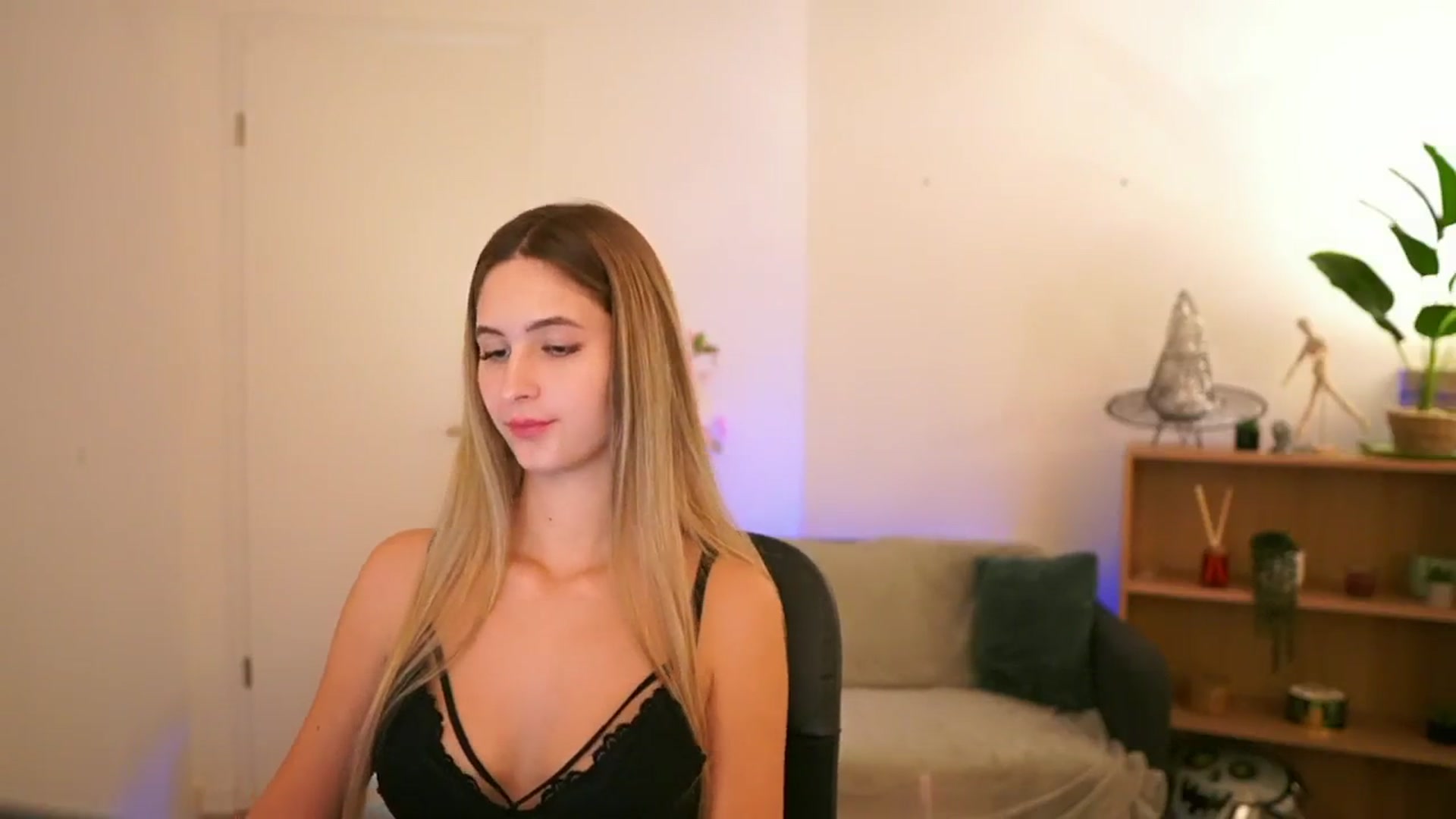 Gallery image thumbnail from CuteGirl_18's myfreecams stream on, 01/03/2025, 18:45 image 8 of 20
