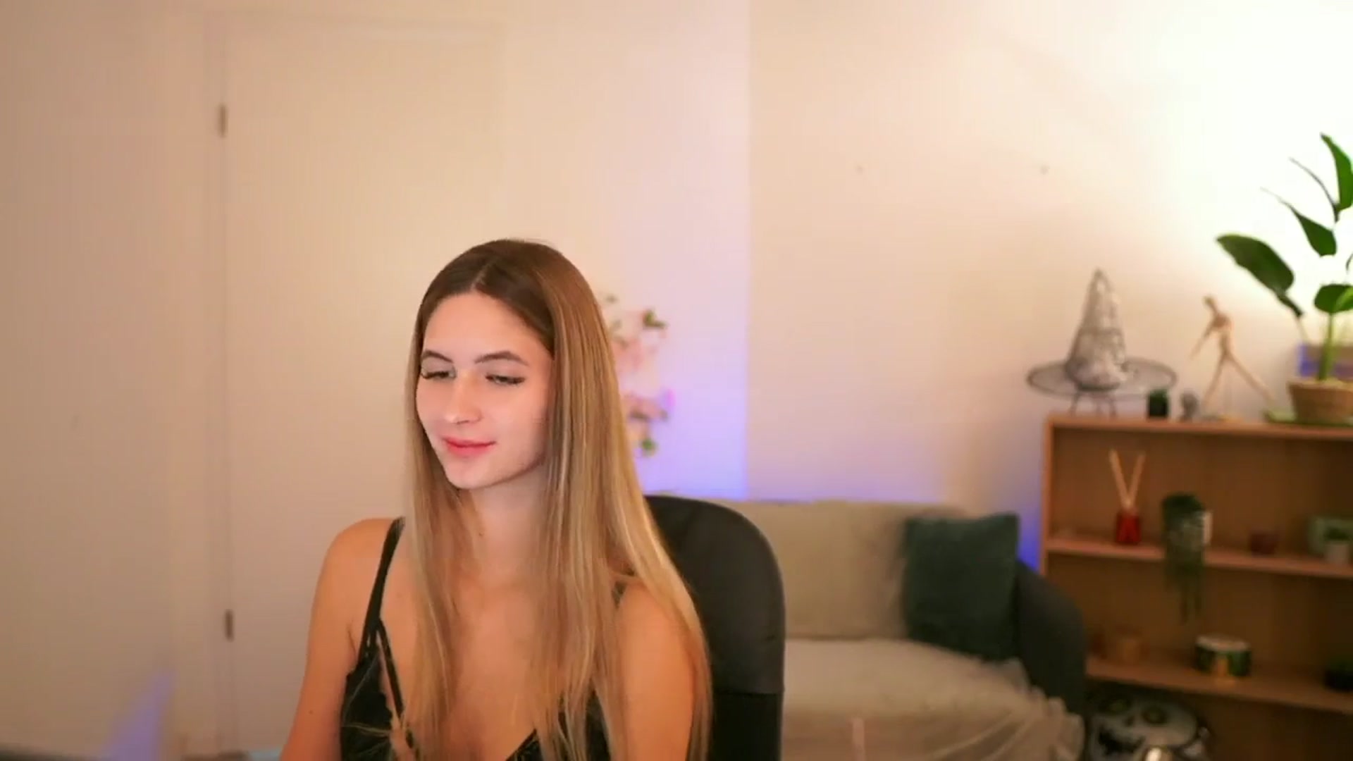 Gallery image thumbnail from CuteGirl_18's myfreecams stream on, 01/03/2025, 18:45 image 18 of 20