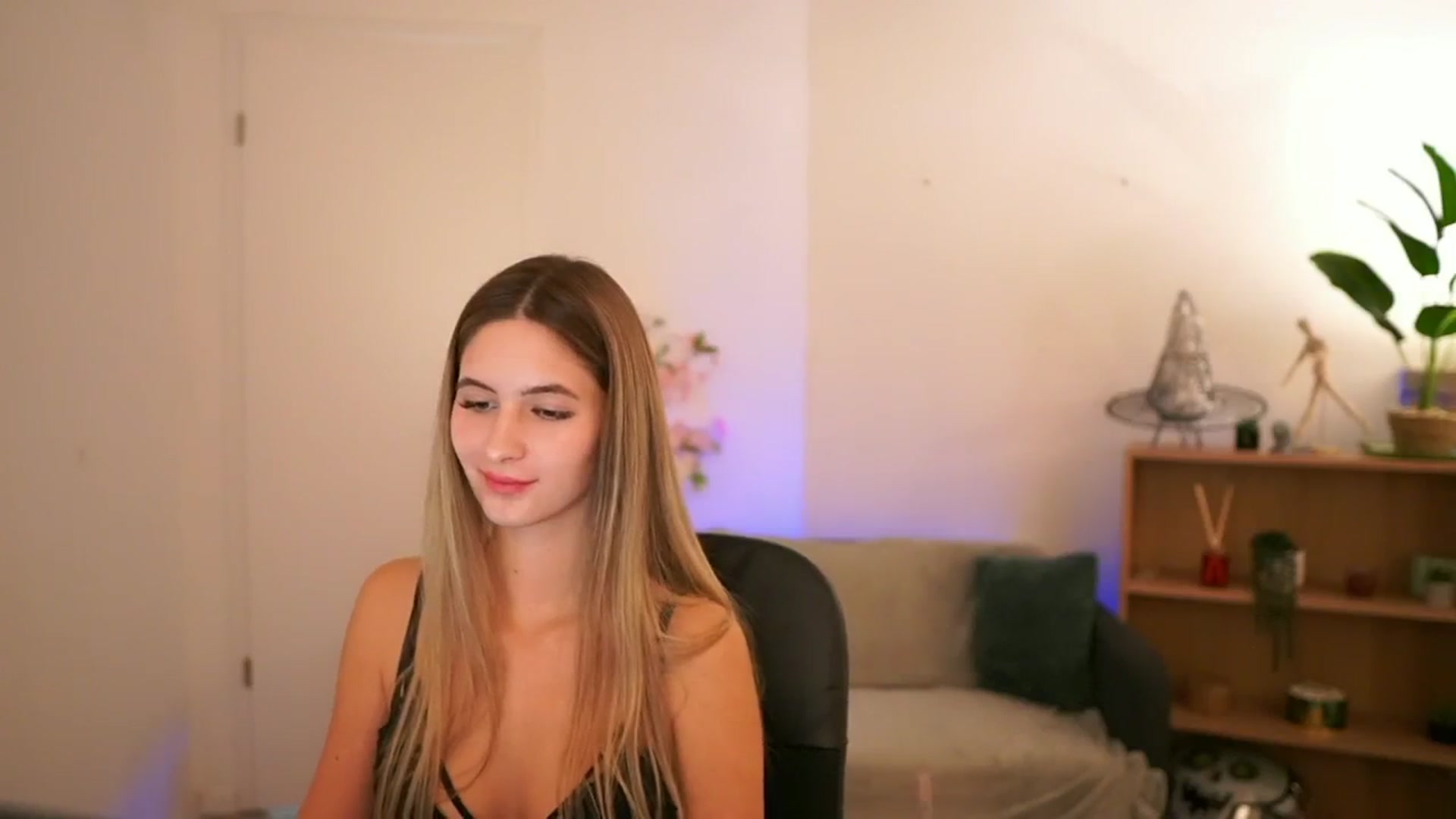 Gallery image thumbnail from CuteGirl_18's myfreecams stream on, 01/03/2025, 18:45 image 12 of 20