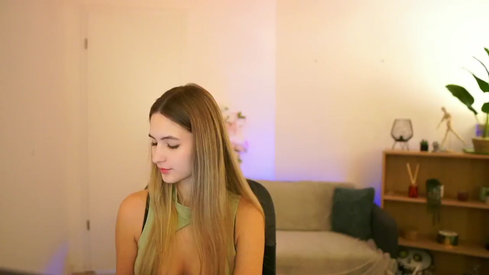 Gallery image thumbnail from CuteGirl_18's myfreecams stream on, 01/05/2025, 13:52 image 8 of 20