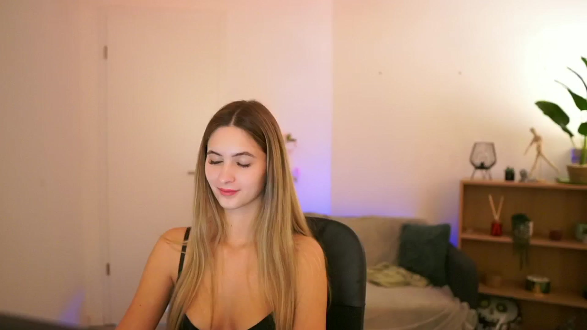 Gallery image thumbnail from CuteGirl_18's myfreecams stream on, 01/05/2025, 14:39 image 19 of 20