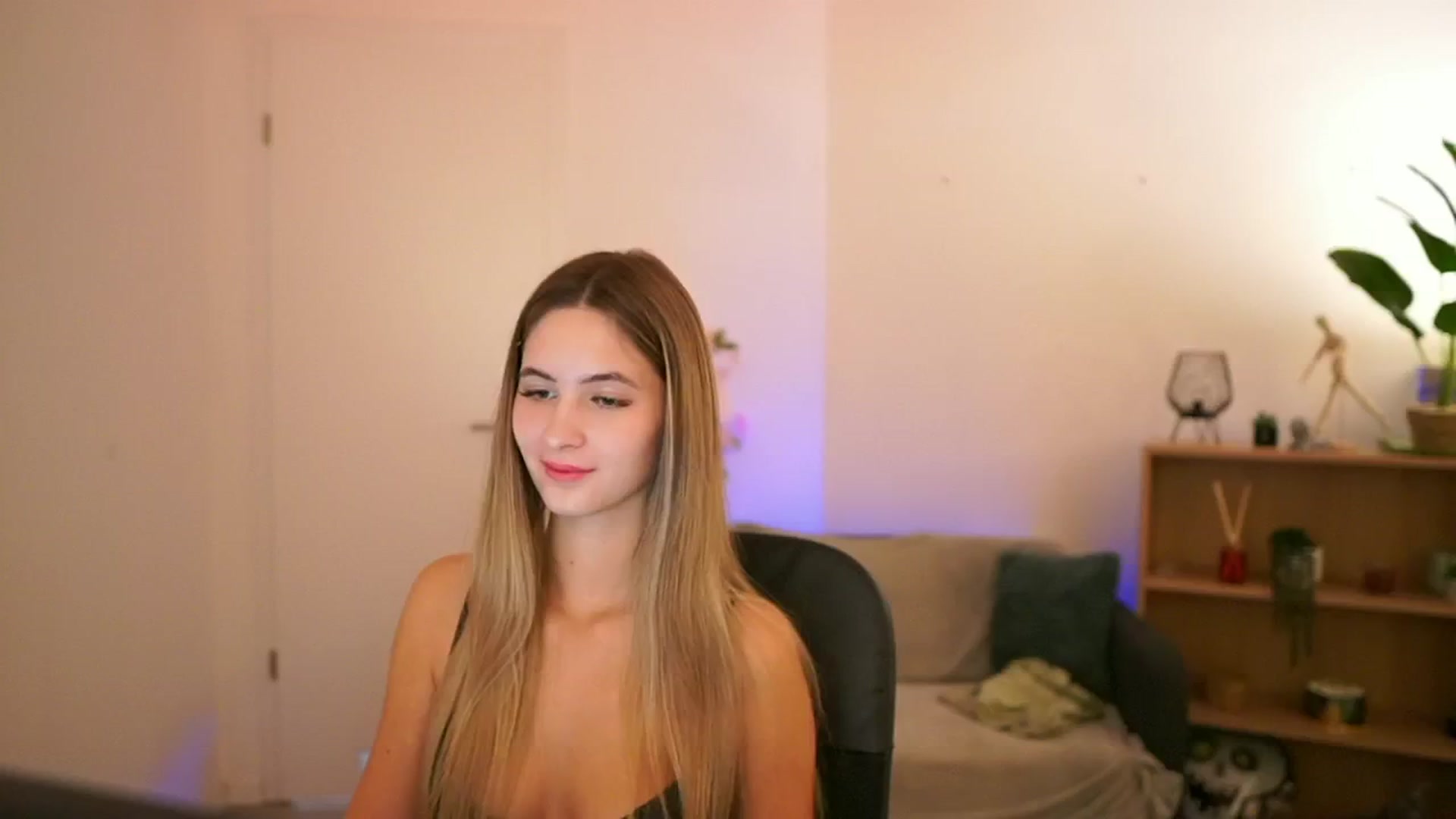 Gallery image thumbnail from CuteGirl_18's myfreecams stream on, 01/05/2025, 16:00 image 19 of 20