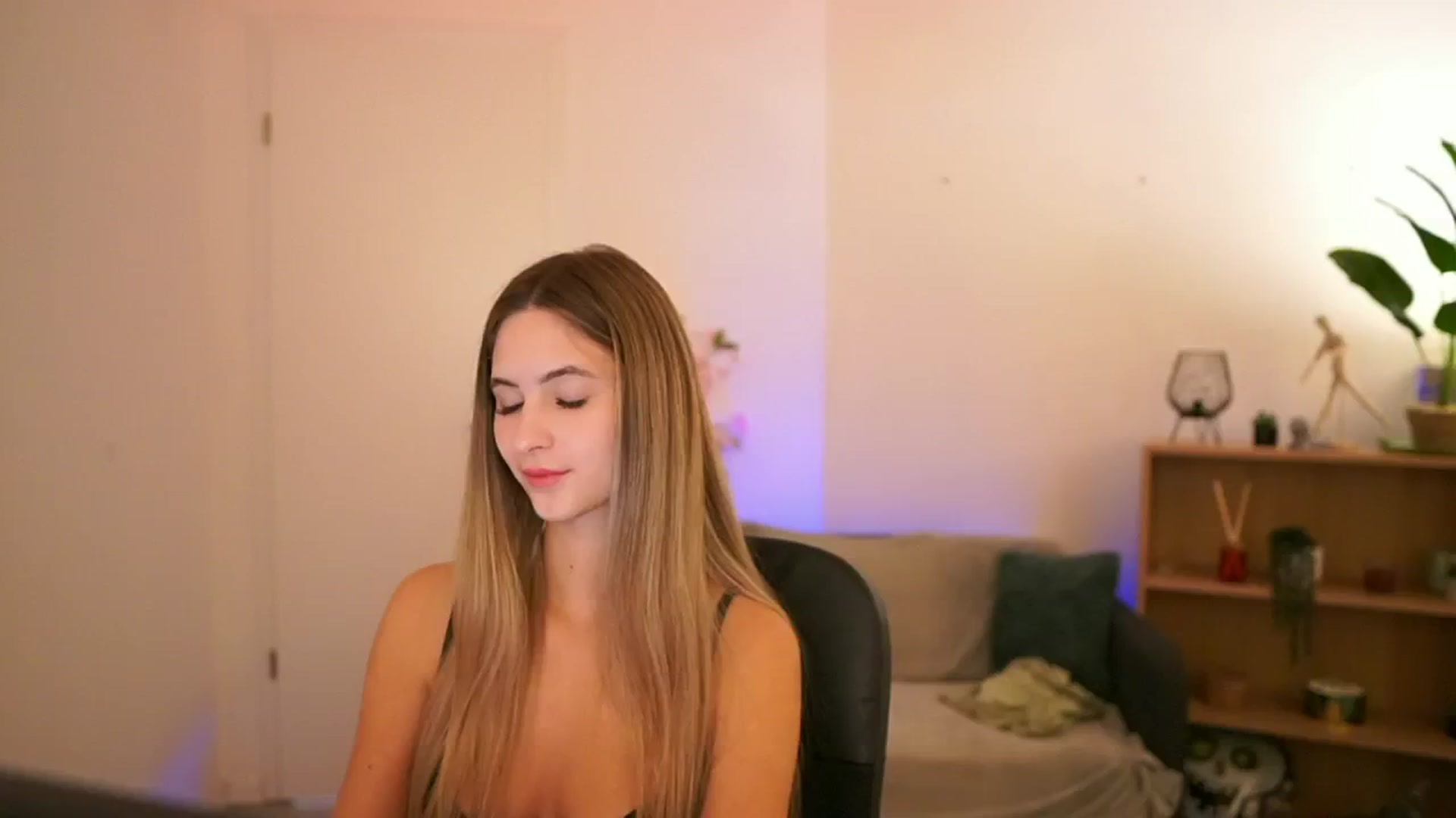 Gallery image thumbnail from CuteGirl_18's myfreecams stream on, 01/05/2025, 16:00 image 11 of 20
