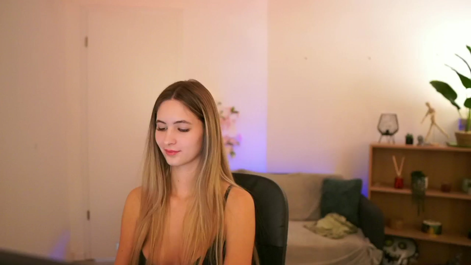 Gallery image thumbnail from CuteGirl_18's myfreecams stream on, 01/05/2025, 16:00 image 12 of 20