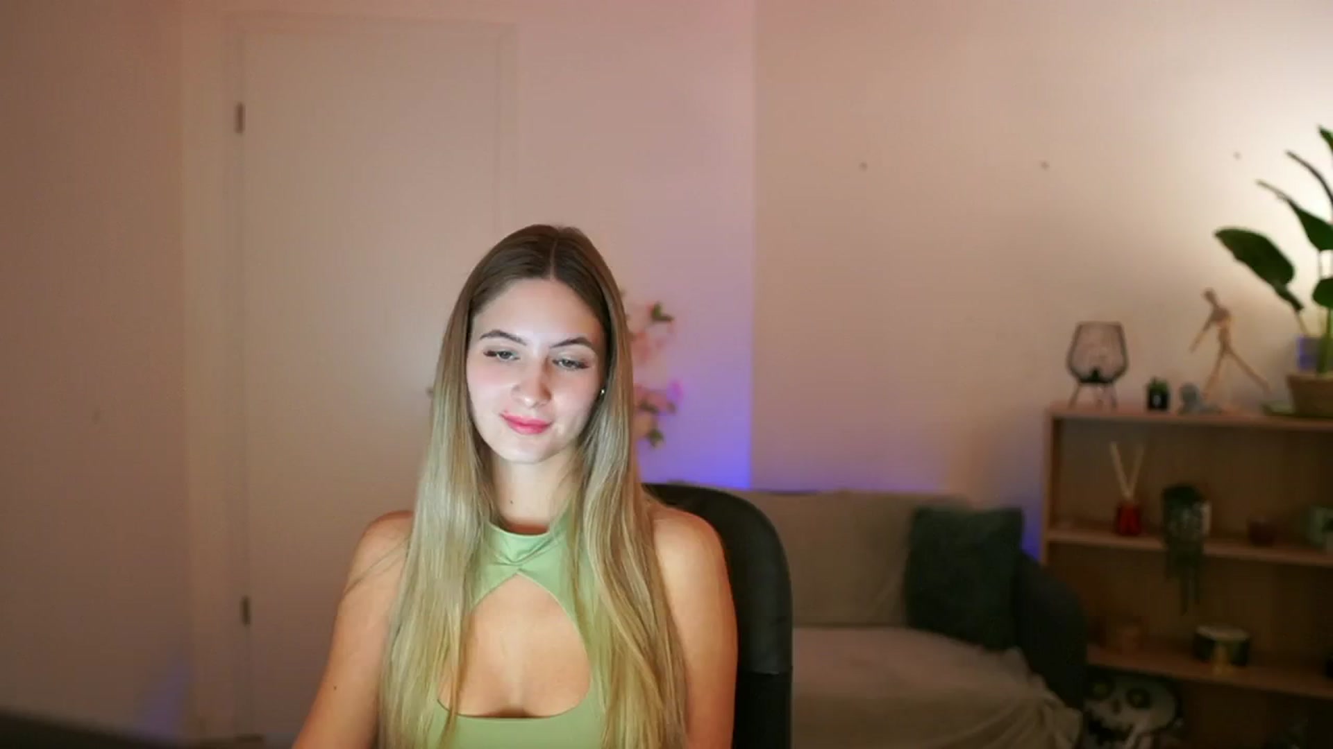 Gallery image thumbnail from CuteGirl_18's myfreecams stream on, 01/05/2025, 17:08 image 2 of 20