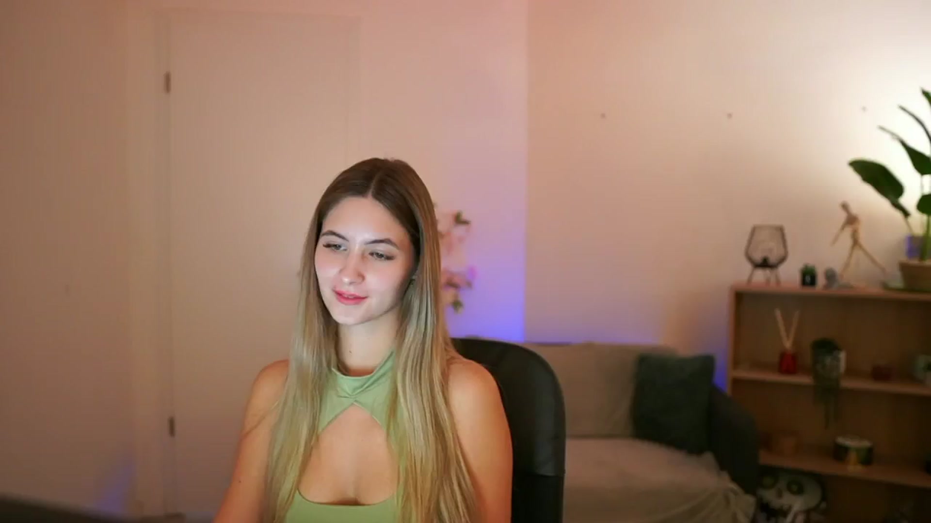 Gallery image thumbnail from CuteGirl_18's myfreecams stream on, 01/05/2025, 17:08 image 3 of 20