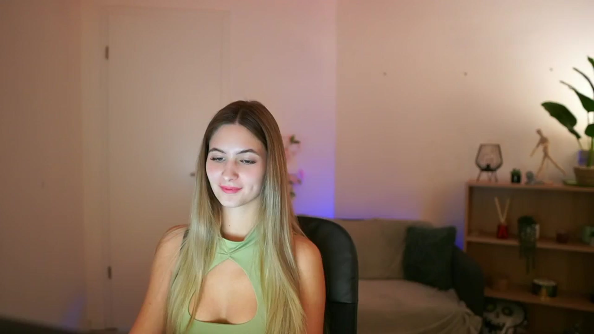 Gallery image thumbnail from CuteGirl_18's myfreecams stream on, 01/05/2025, 17:08 image 1 of 20