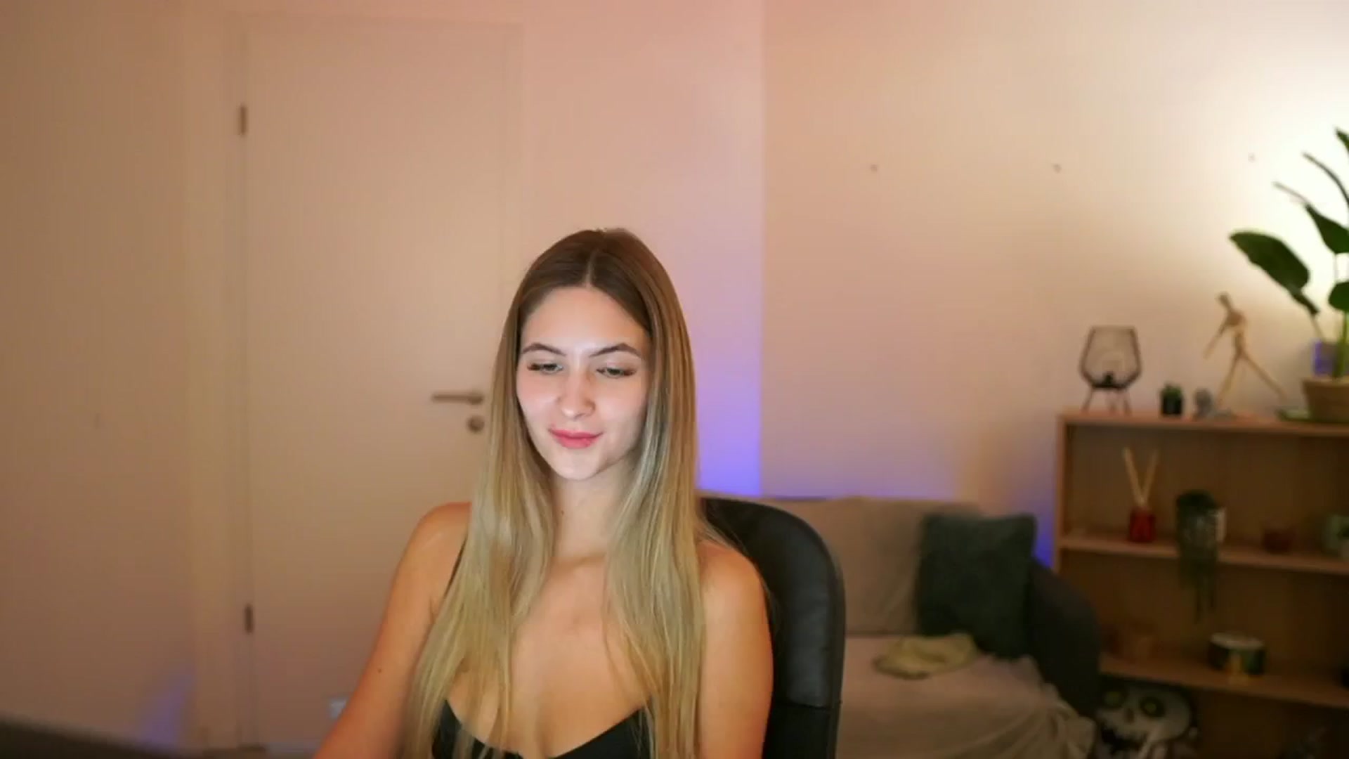 Gallery image thumbnail from CuteGirl_18's myfreecams stream on, 01/05/2025, 17:08 image 7 of 20
