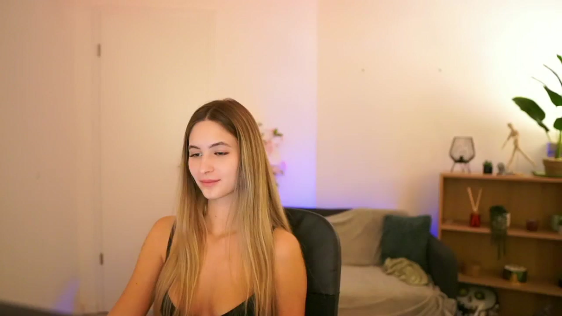 Gallery image thumbnail from CuteGirl_18's myfreecams stream on, 01/05/2025, 18:20 image 13 of 20