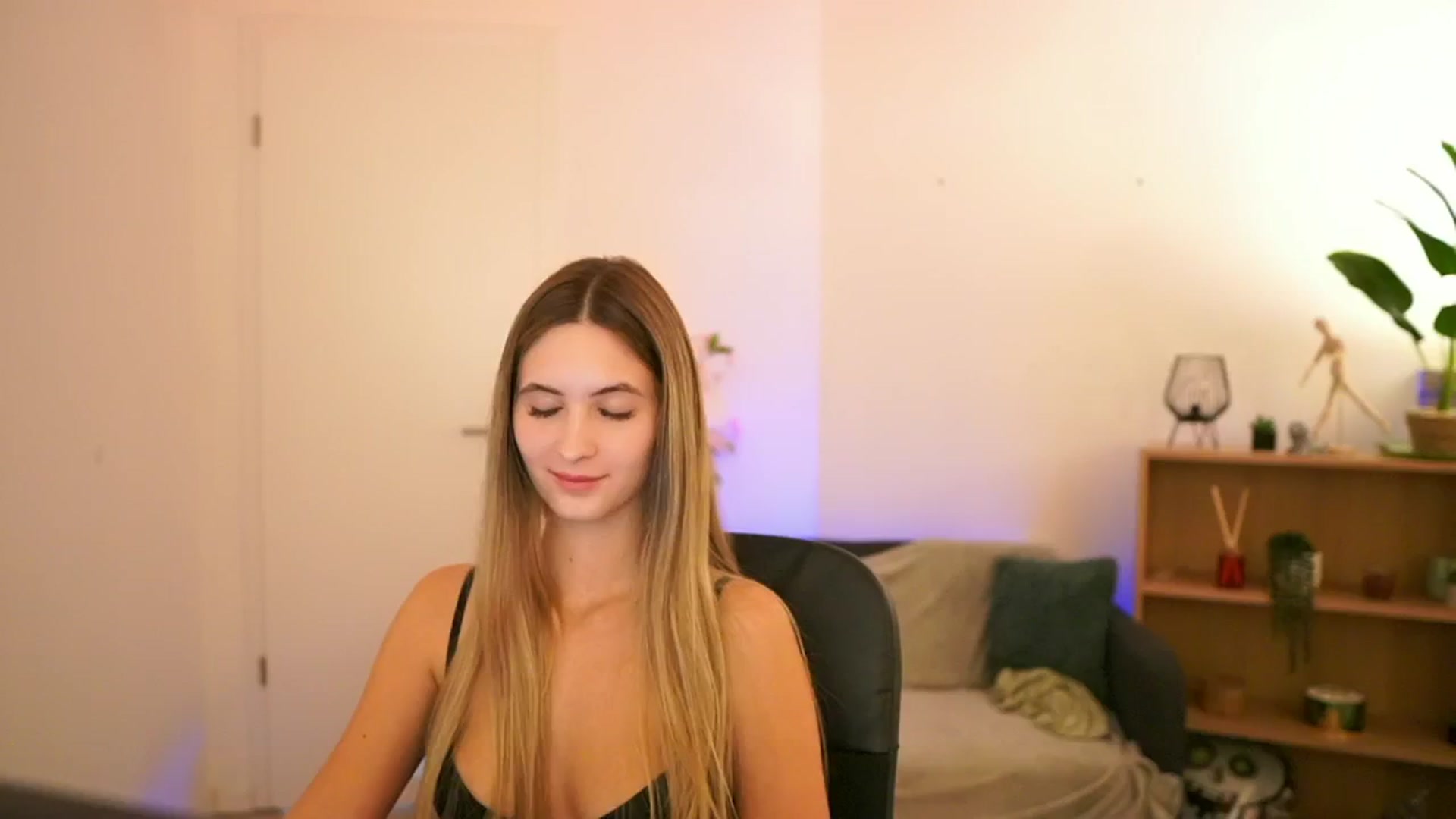 Gallery image thumbnail from CuteGirl_18's myfreecams stream on, 01/05/2025, 18:20 image 20 of 20
