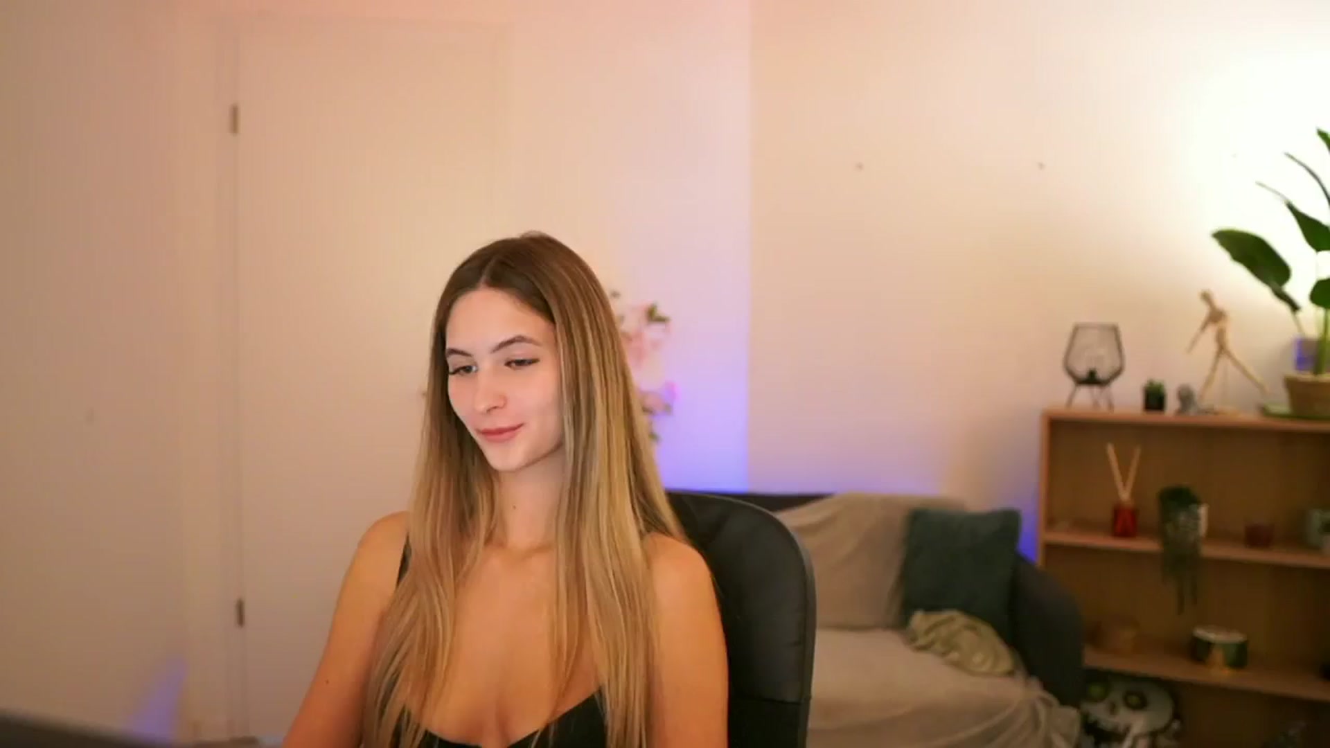 Gallery image thumbnail from CuteGirl_18's myfreecams stream on, 01/05/2025, 18:20 image 12 of 20