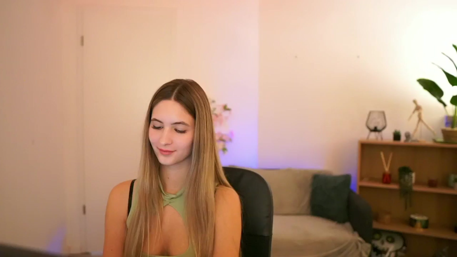 Gallery image thumbnail from CuteGirl_18's myfreecams stream on, 01/05/2025, 18:20 image 3 of 20