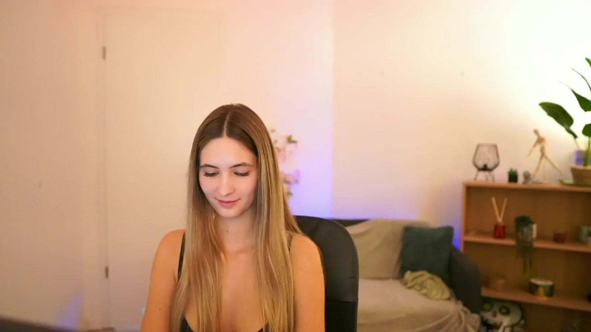 Gallery image thumbnail from CuteGirl_18's myfreecams stream on, 01/05/2025, 18:20 image 19 of 20