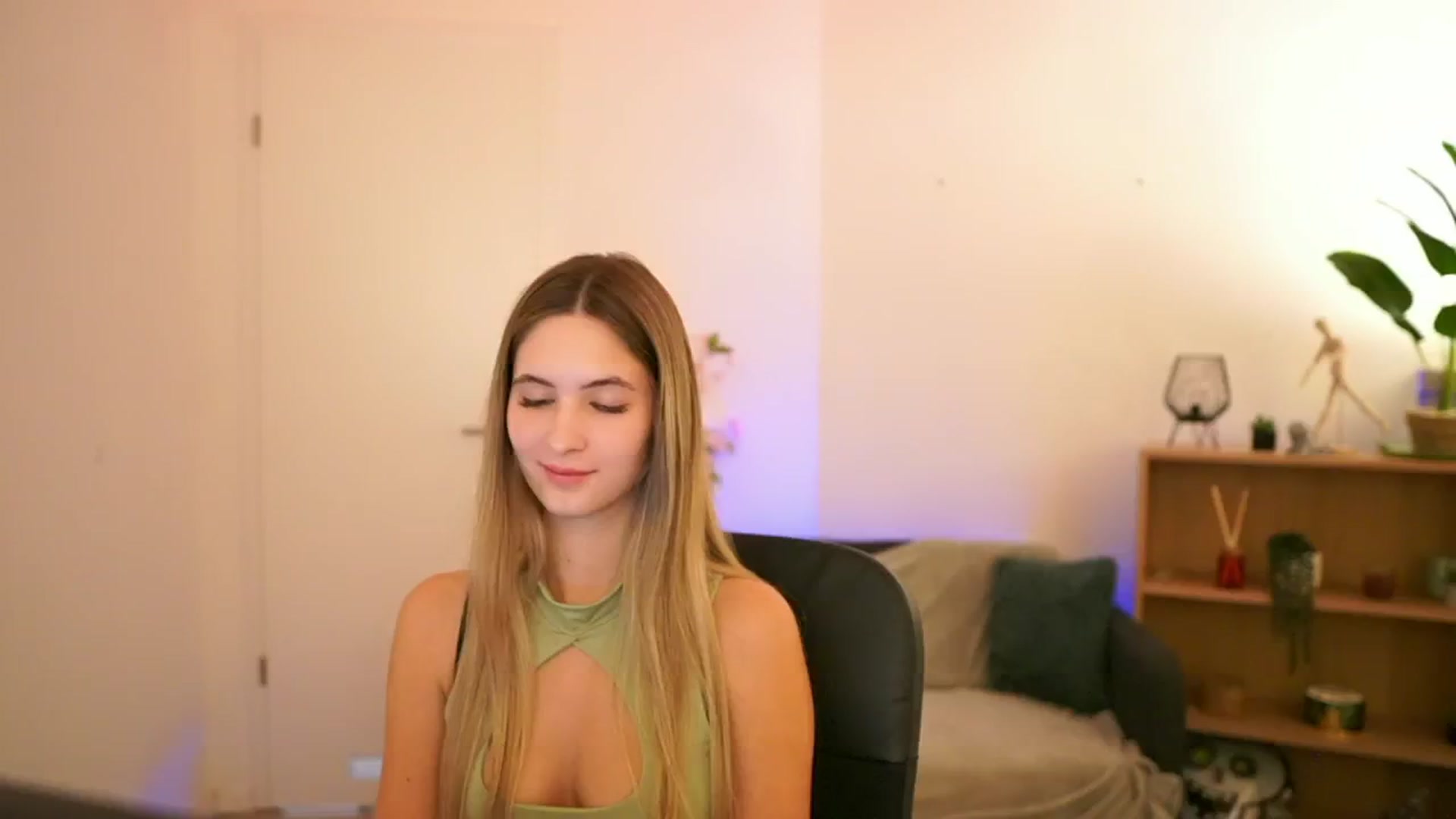 Gallery image thumbnail from CuteGirl_18's myfreecams stream on, 01/05/2025, 18:44 image 2 of 20