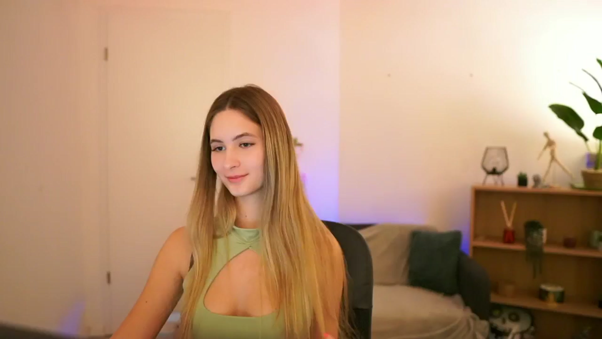 Gallery image thumbnail from CuteGirl_18's myfreecams stream on, 01/05/2025, 18:44 image 8 of 20