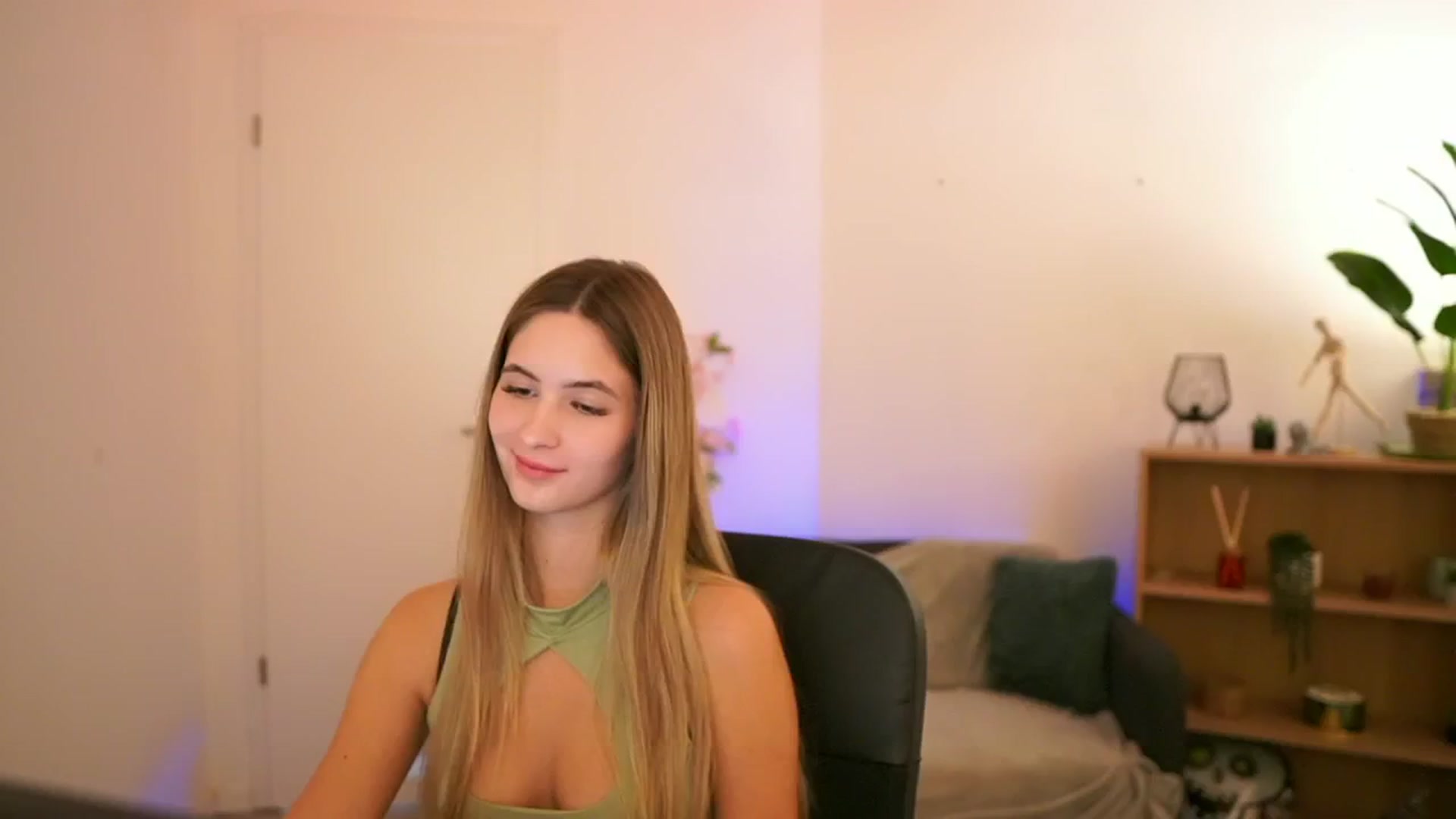 Gallery image thumbnail from CuteGirl_18's myfreecams stream on, 01/05/2025, 18:44 image 4 of 20