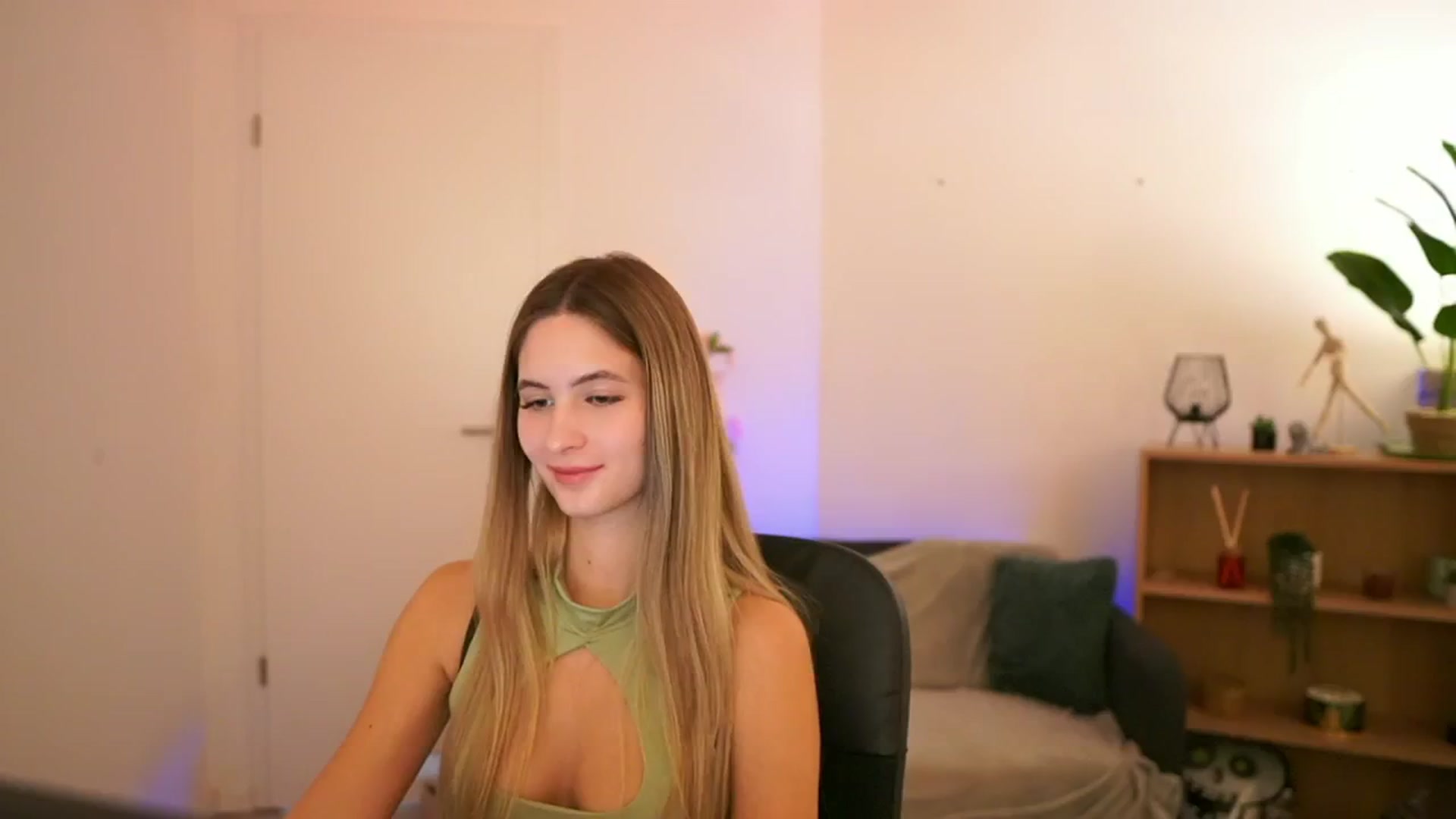 Gallery image thumbnail from CuteGirl_18's myfreecams stream on, 01/05/2025, 18:44 image 6 of 20