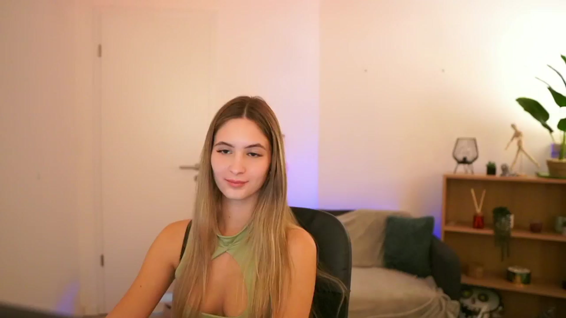 Gallery image thumbnail from CuteGirl_18's myfreecams stream on, 01/05/2025, 18:44 image 11 of 20