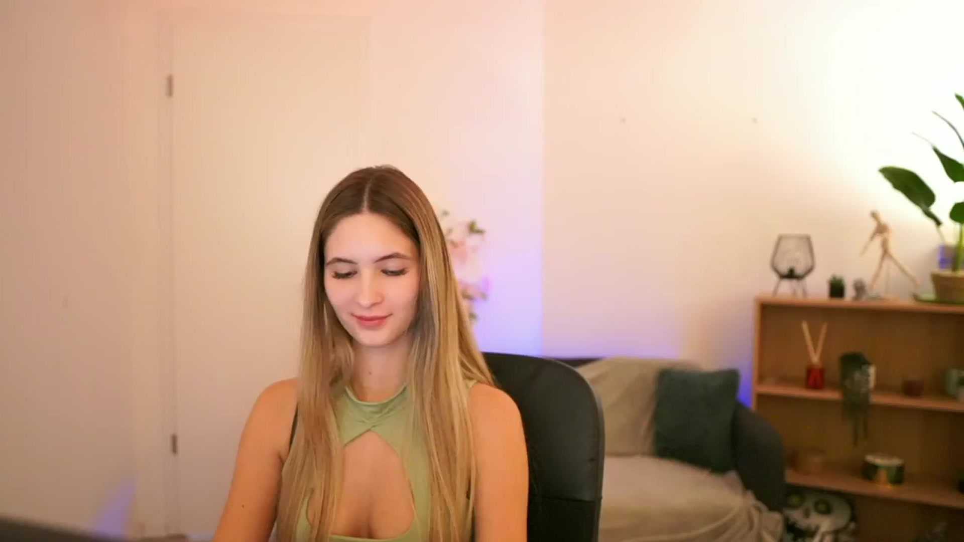 Gallery image thumbnail from CuteGirl_18's myfreecams stream on, 01/05/2025, 18:44 image 1 of 20