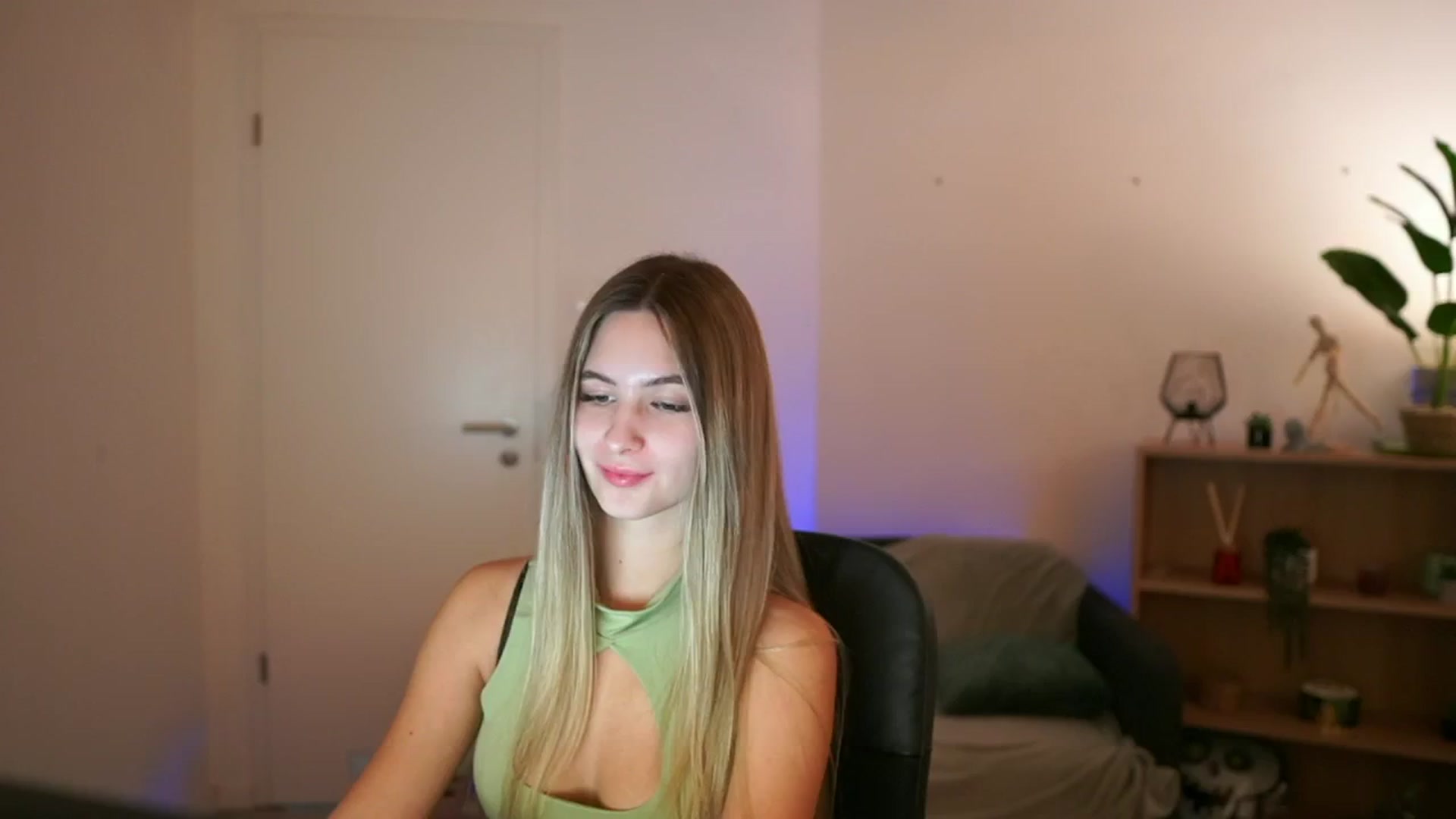 Gallery image thumbnail from CuteGirl_18's myfreecams stream on, 01/07/2025, 15:21 image 10 of 20