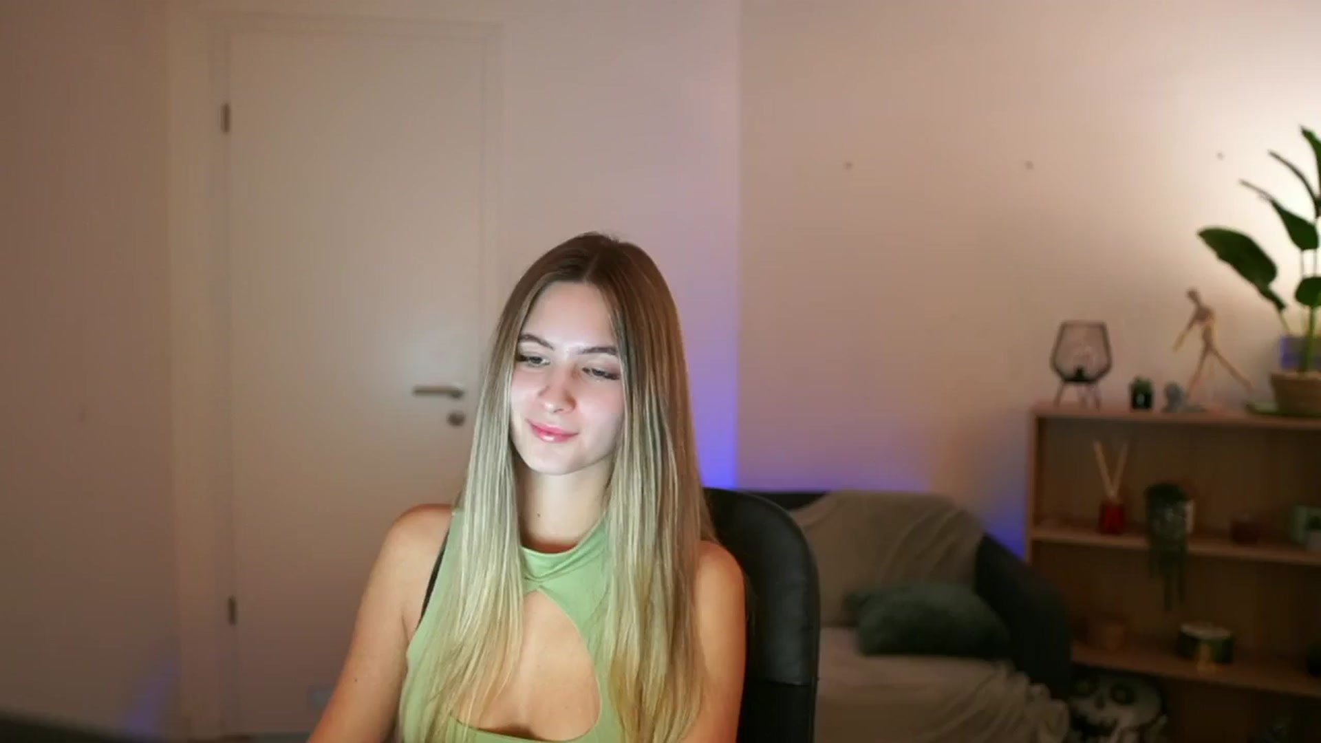Gallery image thumbnail from CuteGirl_18's myfreecams stream on, 01/07/2025, 15:49 image 2 of 20