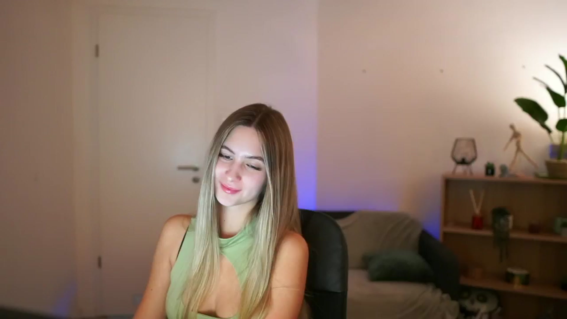 Gallery image thumbnail from CuteGirl_18's myfreecams stream on, 01/07/2025, 15:49 image 9 of 20