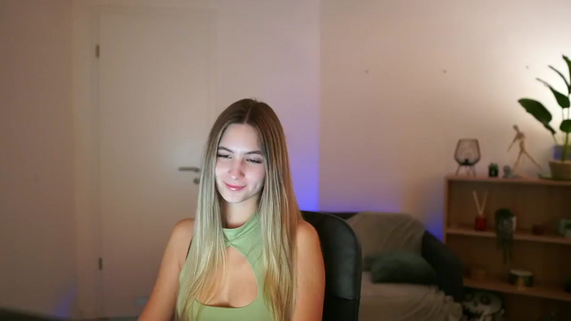 Gallery image thumbnail from CuteGirl_18's myfreecams stream on, 01/07/2025, 15:49 image 1 of 20