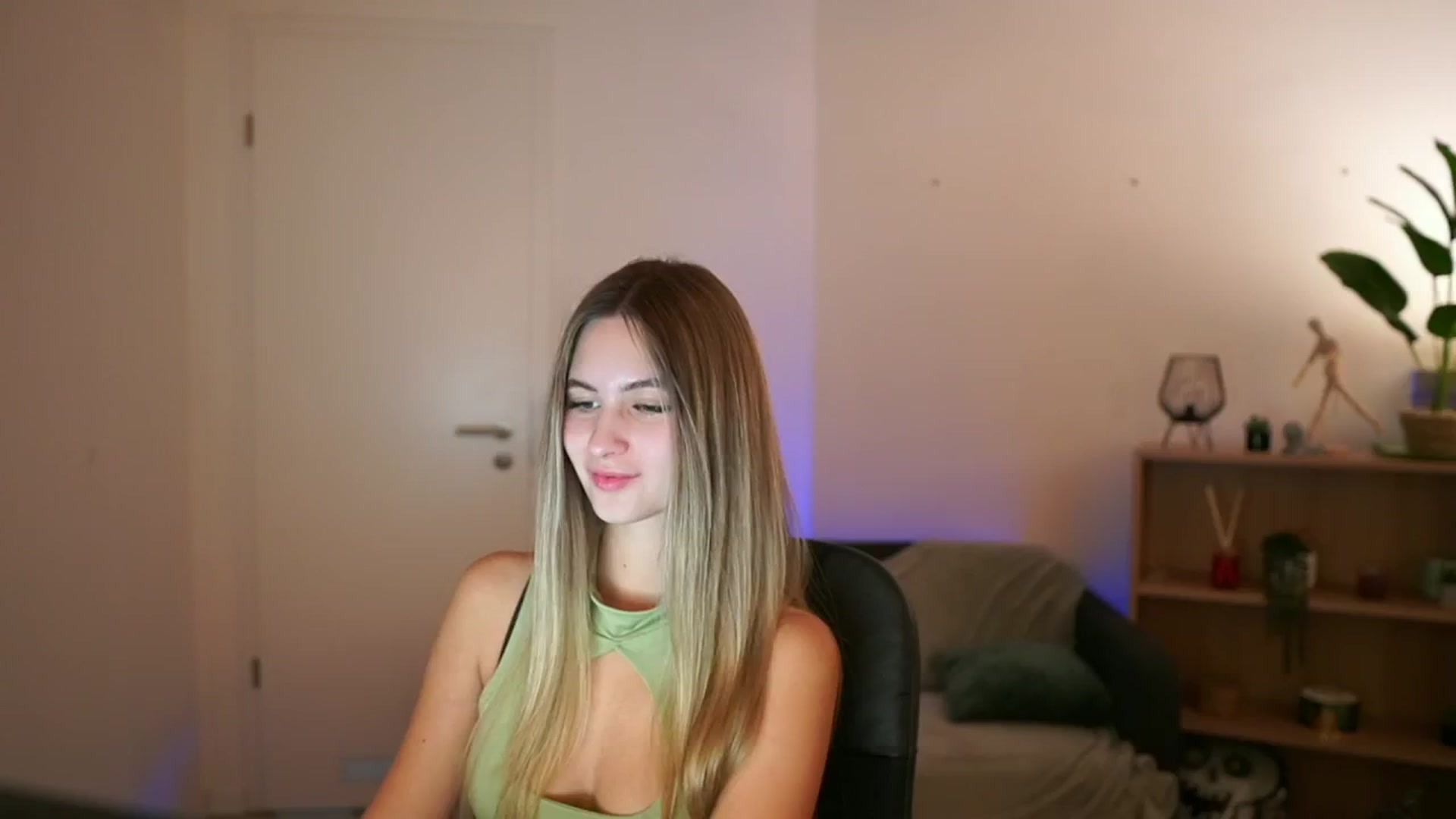 Gallery image thumbnail from CuteGirl_18's myfreecams stream on, 01/07/2025, 15:49 image 15 of 20