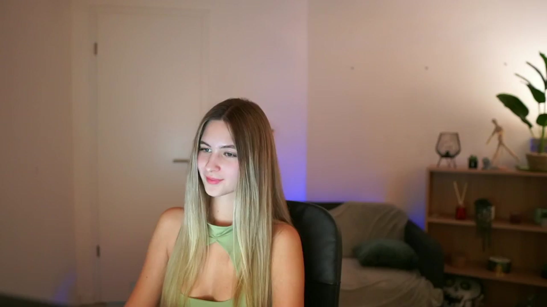 Gallery image thumbnail from CuteGirl_18's myfreecams stream on, 01/07/2025, 16:28 image 10 of 20