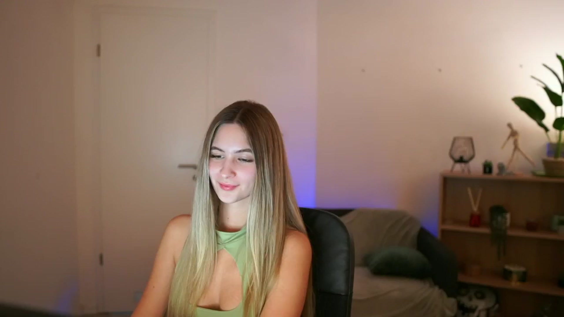 Gallery image thumbnail from CuteGirl_18's myfreecams stream on, 01/07/2025, 16:28 image 9 of 20