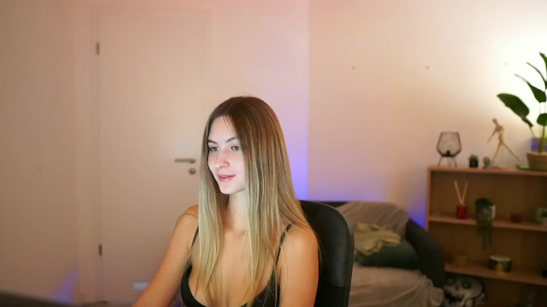 Gallery image thumbnail from CuteGirl_18's myfreecams stream on, 01/07/2025, 18:01 image 18 of 20
