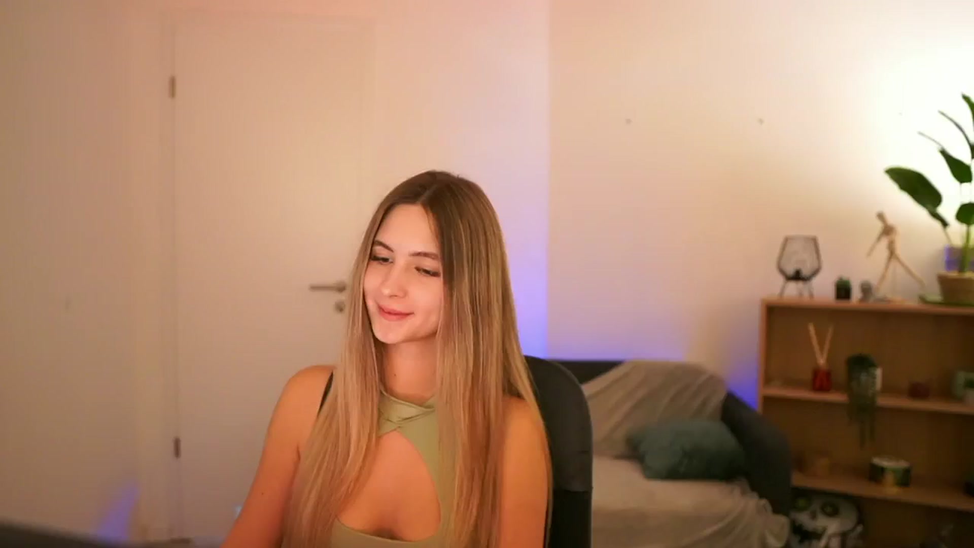 Gallery image thumbnail from CuteGirl_18's myfreecams stream on, 01/07/2025, 18:41 image 9 of 20