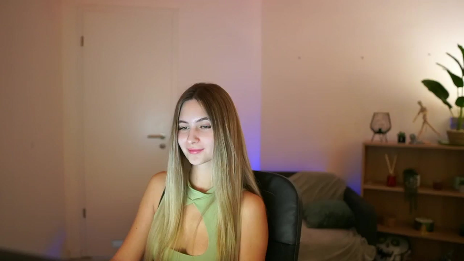 Gallery image thumbnail from CuteGirl_18's myfreecams stream on, 01/07/2025, 18:41 image 19 of 20